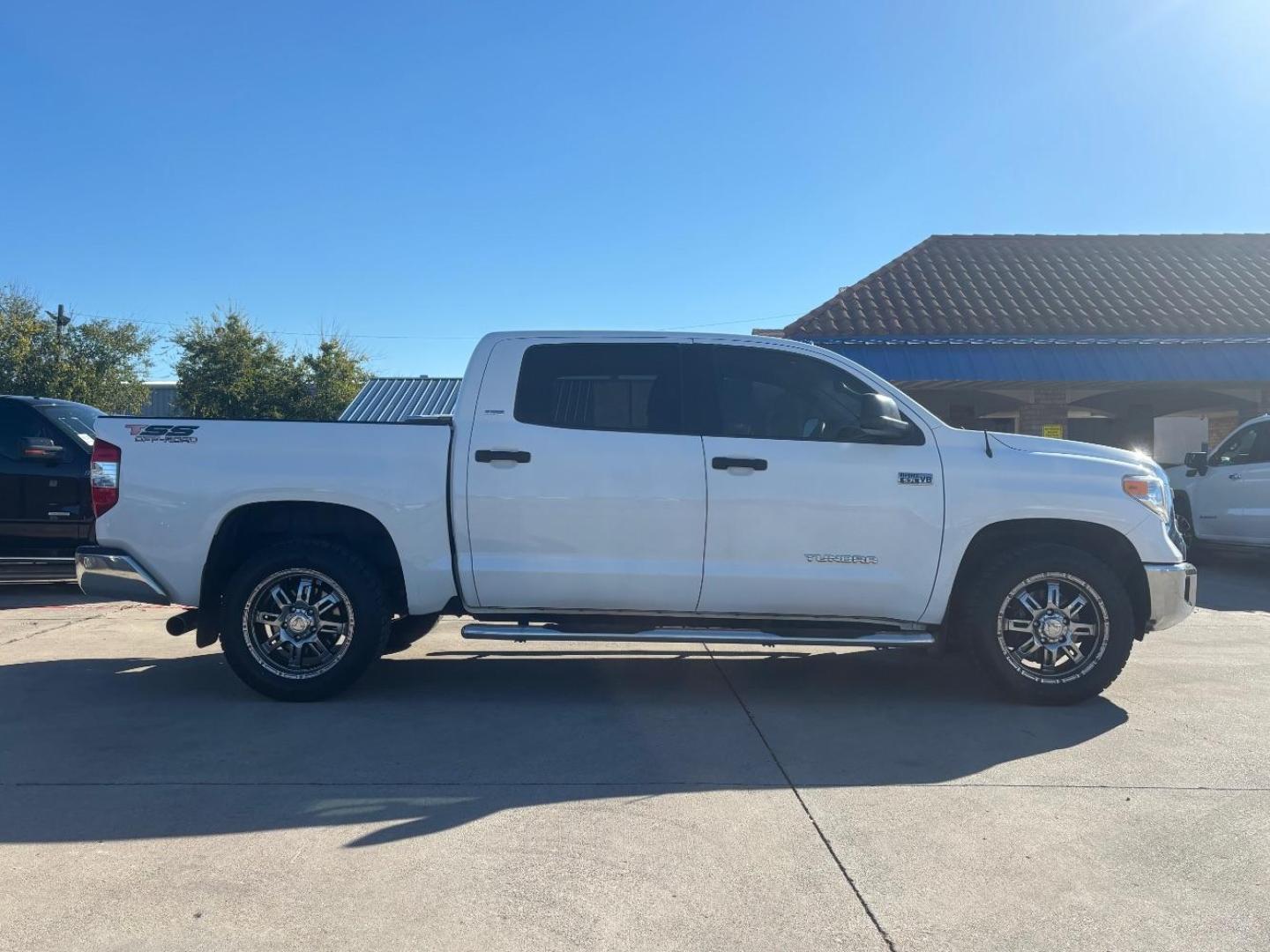 2015 White Toyota Tundra SR5 5.7L V8 CrewMax 2WD (5TFEY5F13FX) with an 5.7L V8 DOHC 32V engine, 6-Speed Automatic transmission, located at 2401 E Main St., Grand Prairie, TX, 75050, (972) 262-4440, 32.748981, -96.969643 - Photo#7