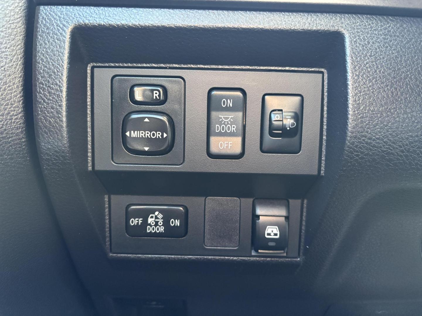 2015 White Toyota Tundra (5TFEY5F13FX) with an 5.7L V8 DOHC 32V engine, located at 2401 E Main St., Grand Prairie, TX, 75050, (972) 262-4440, 32.748981, -96.969643 - Photo#15