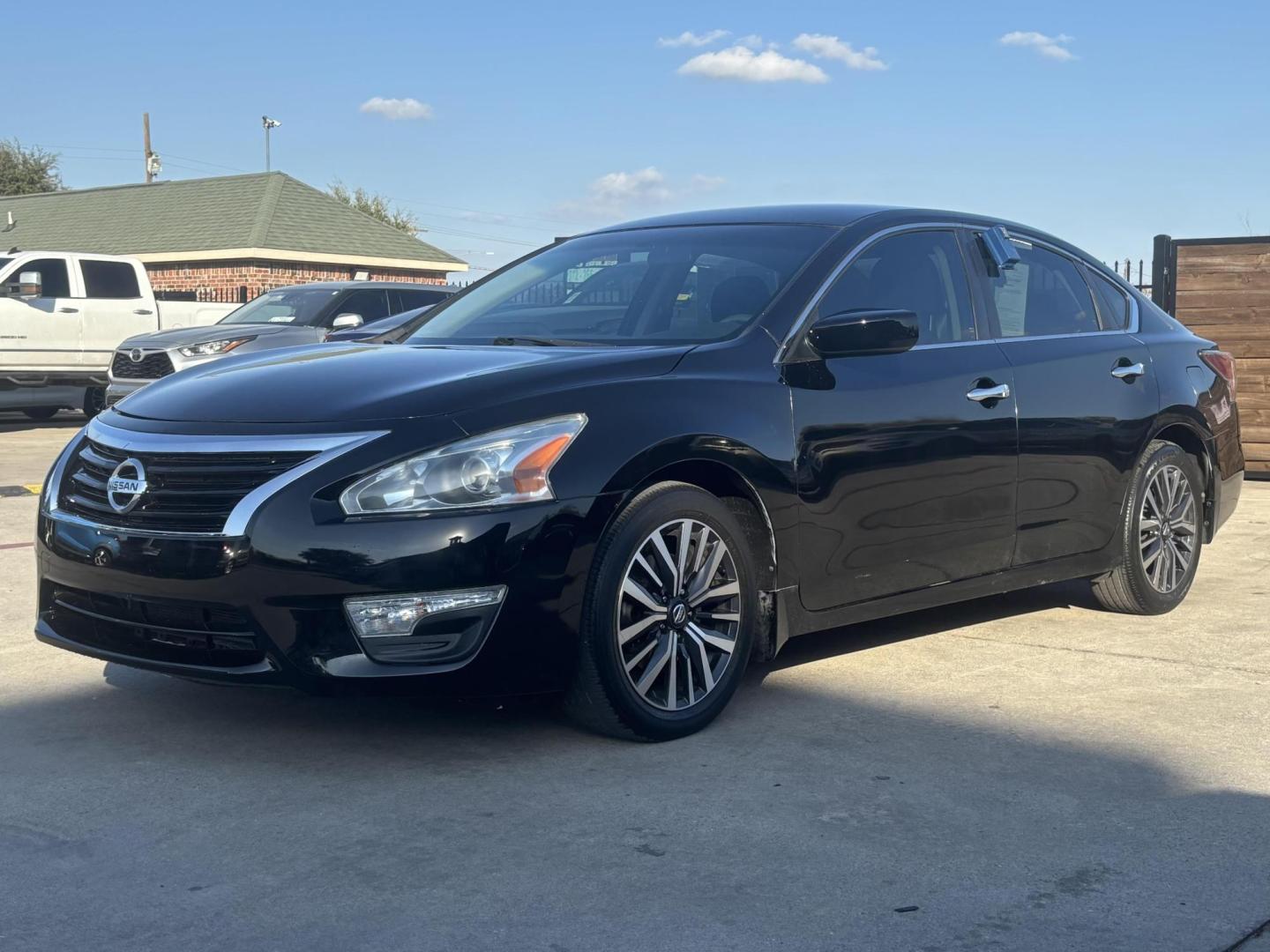 2015 Black Nissan Altima (1N4AL3AP2FC) with an 2.5L L4 DOHC 16V engine, located at 2401 E Main St., Grand Prairie, TX, 75050, (972) 262-4440, 32.748981, -96.969643 - Photo#1