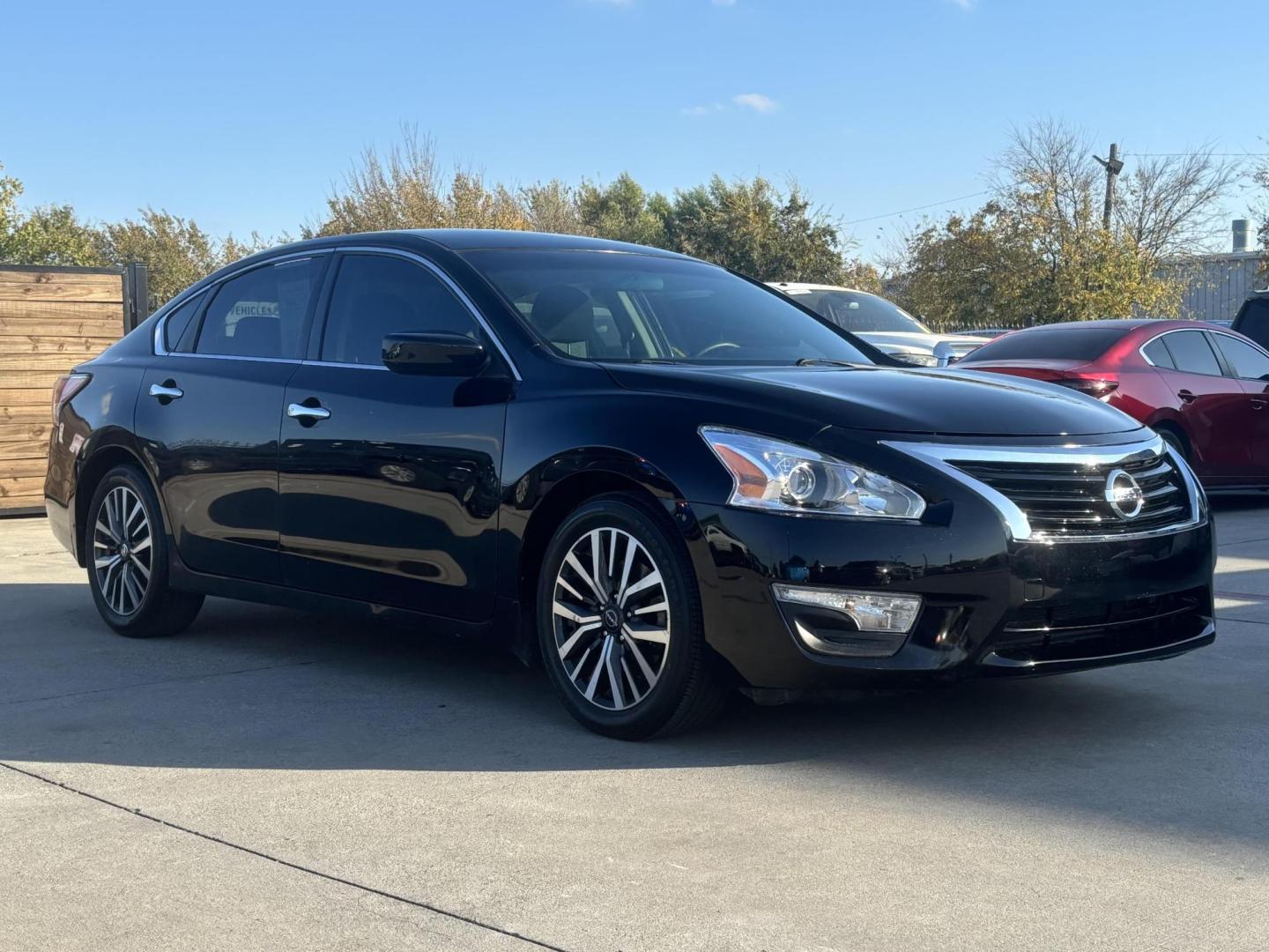 2015 Black Nissan Altima (1N4AL3AP2FC) with an 2.5L L4 DOHC 16V engine, located at 2401 E Main St., Grand Prairie, TX, 75050, (972) 262-4440, 32.748981, -96.969643 - Photo#3
