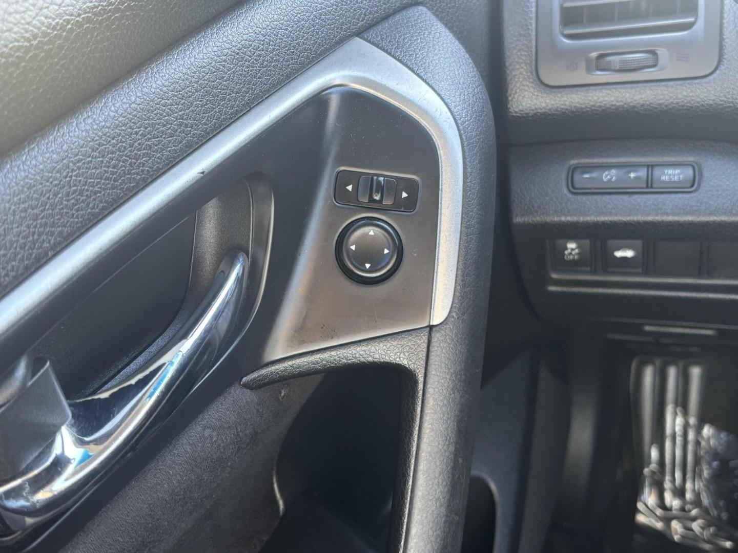 2015 Black Nissan Altima (1N4AL3AP2FC) with an 2.5L L4 DOHC 16V engine, located at 2401 E Main St., Grand Prairie, TX, 75050, (972) 262-4440, 32.748981, -96.969643 - Photo#4