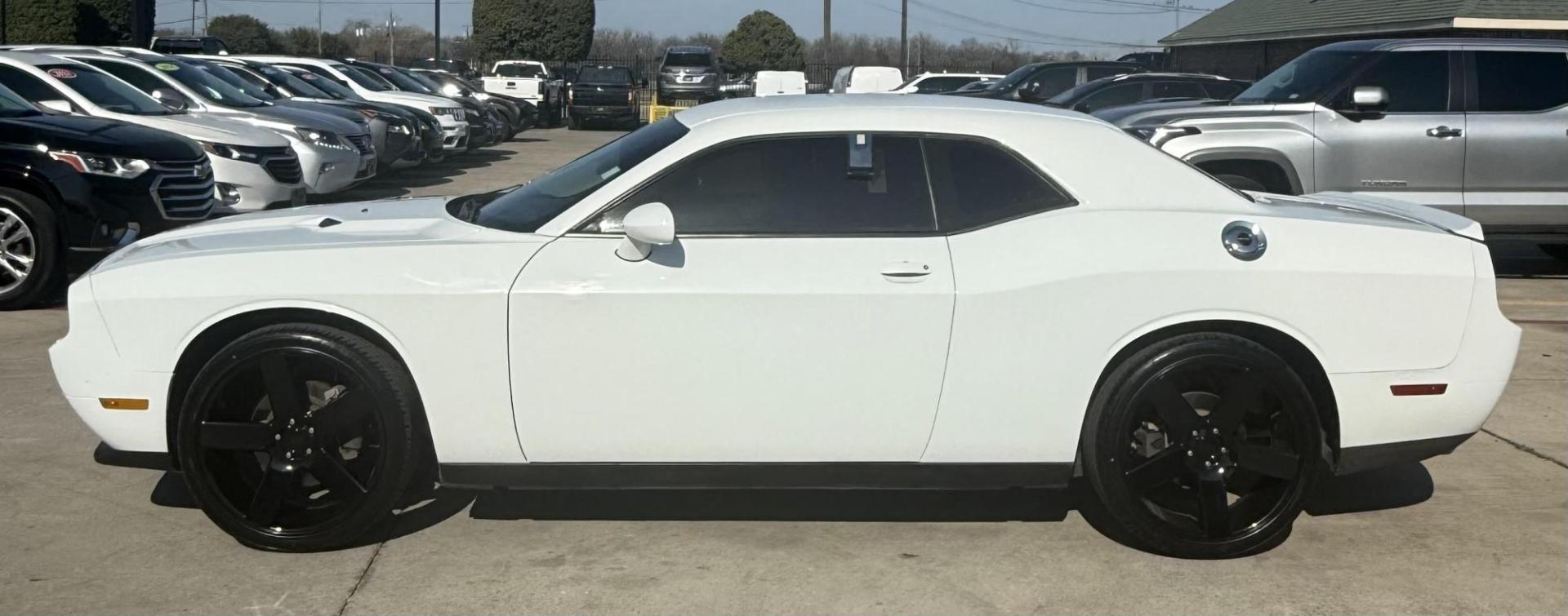 2014 White Dodge Challenger (2C3CDYAG5EH) with an 3.6L V-6 DOHC engine, located at 2401 E Main St., Grand Prairie, TX, 75050, (972) 262-4440, 32.748981, -96.969643 - Photo#5