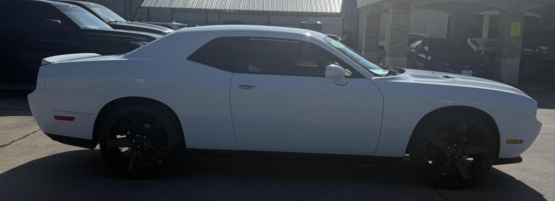 2014 White Dodge Challenger (2C3CDYAG5EH) with an 3.6L V-6 DOHC engine, located at 2401 E Main St., Grand Prairie, TX, 75050, (972) 262-4440, 32.748981, -96.969643 - Photo#10