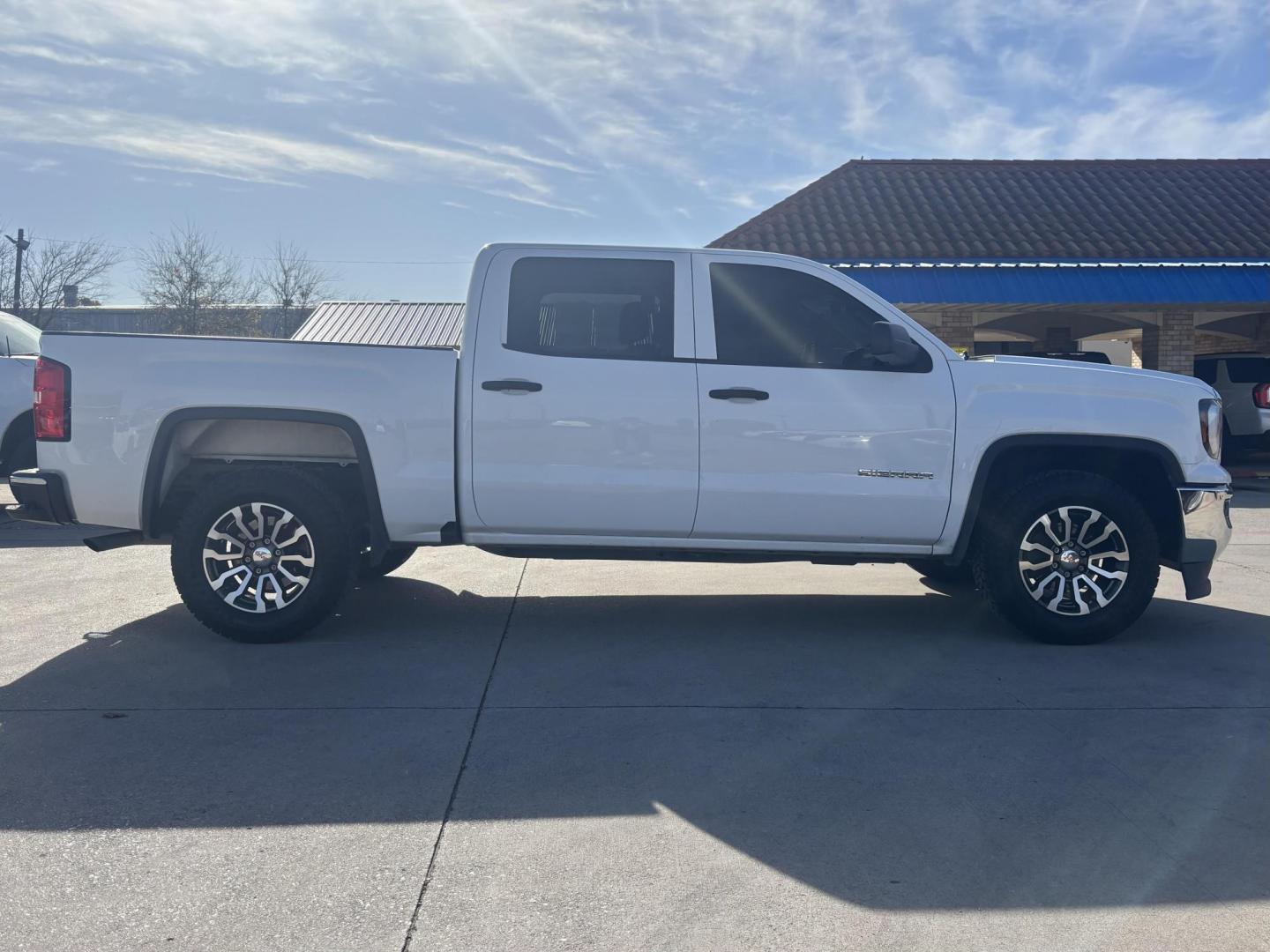 2018 White Gmc Sierra 1500 (3GTP1LEH1JG) with an 4.3L V6 F OHV 12V engine, located at 2401 E Main St., Grand Prairie, TX, 75050, (972) 262-4440, 32.748981, -96.969643 - Photo#2