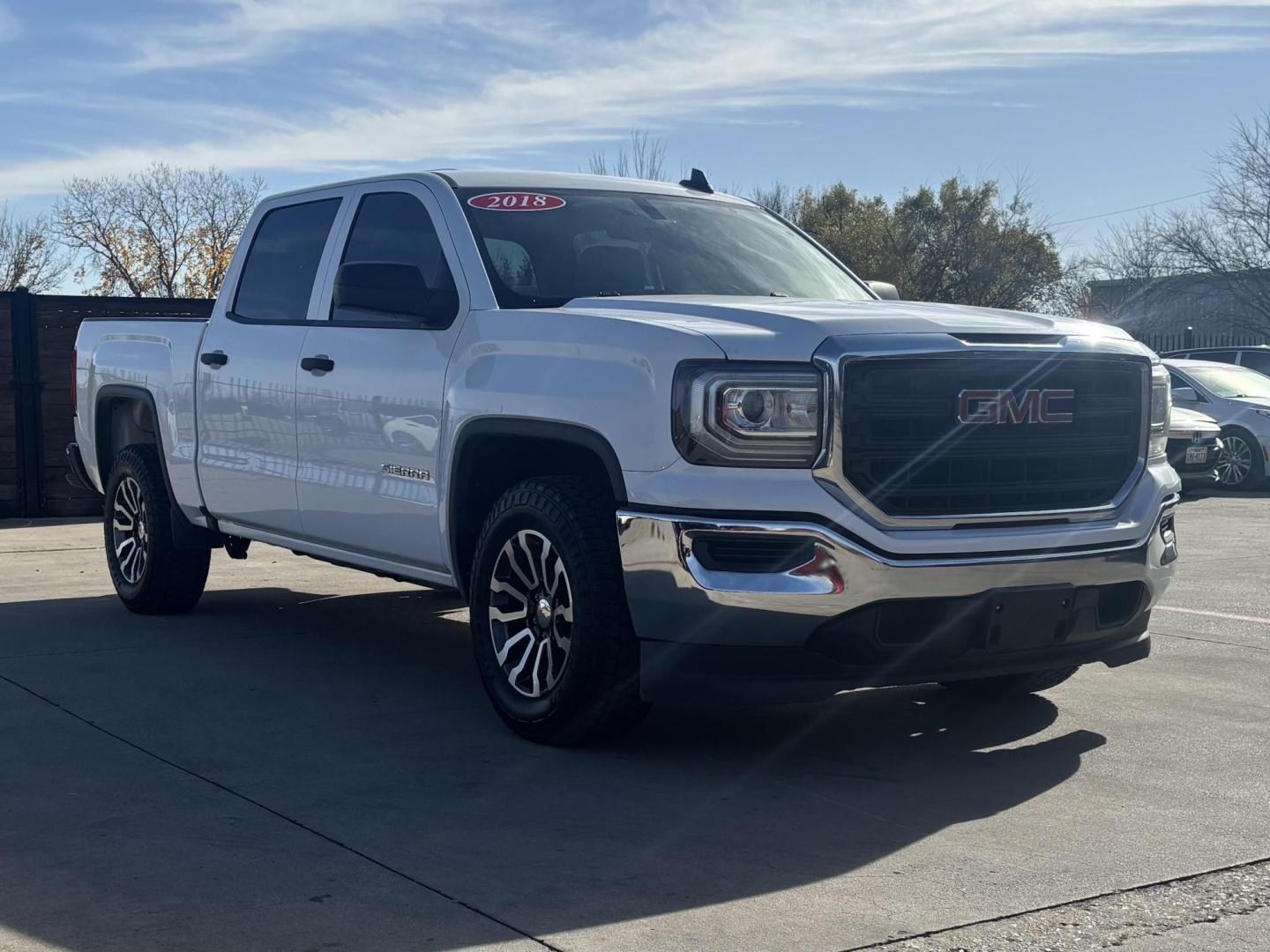 2018 White Gmc Sierra 1500 (3GTP1LEH1JG) with an 4.3L V6 F OHV 12V engine, located at 2401 E Main St., Grand Prairie, TX, 75050, (972) 262-4440, 32.748981, -96.969643 - Photo#4