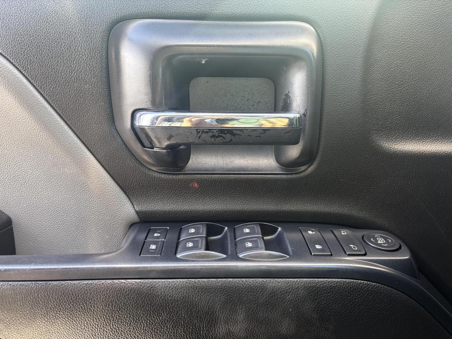 2018 White Gmc Sierra 1500 (3GTP1LEH1JG) with an 4.3L V6 F OHV 12V engine, located at 2401 E Main St., Grand Prairie, TX, 75050, (972) 262-4440, 32.748981, -96.969643 - Photo#7