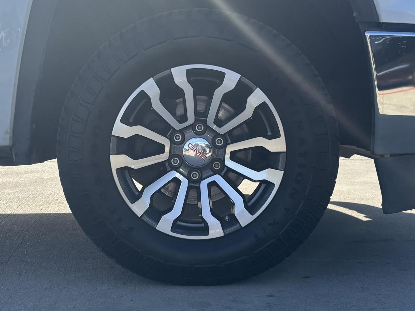 2018 White Gmc Sierra 1500 (3GTP1LEH1JG) with an 4.3L V6 F OHV 12V engine, located at 2401 E Main St., Grand Prairie, TX, 75050, (972) 262-4440, 32.748981, -96.969643 - Photo#8
