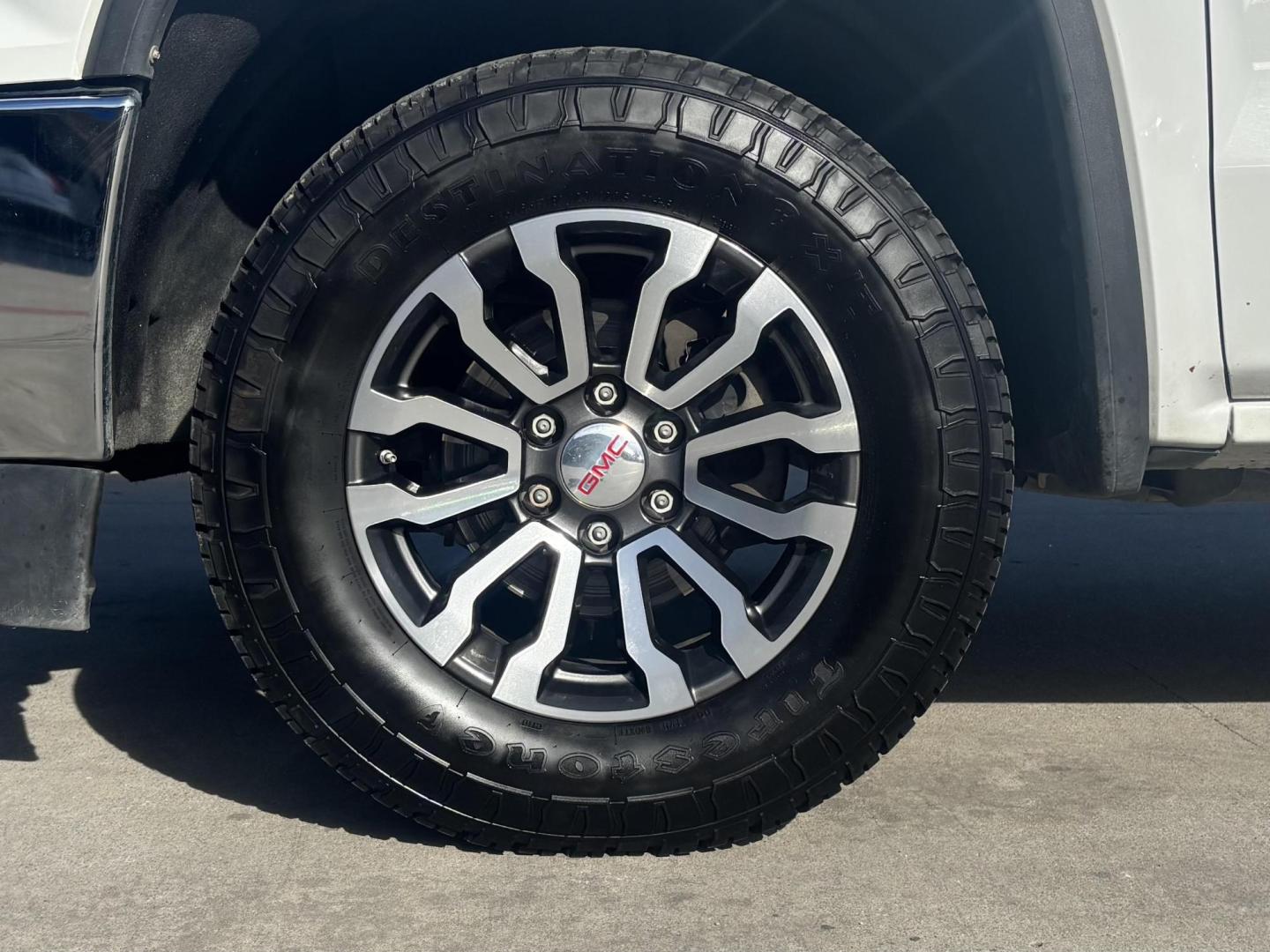 2018 White Gmc Sierra 1500 (3GTP1LEH1JG) with an 4.3L V6 F OHV 12V engine, located at 2401 E Main St., Grand Prairie, TX, 75050, (972) 262-4440, 32.748981, -96.969643 - Photo#9