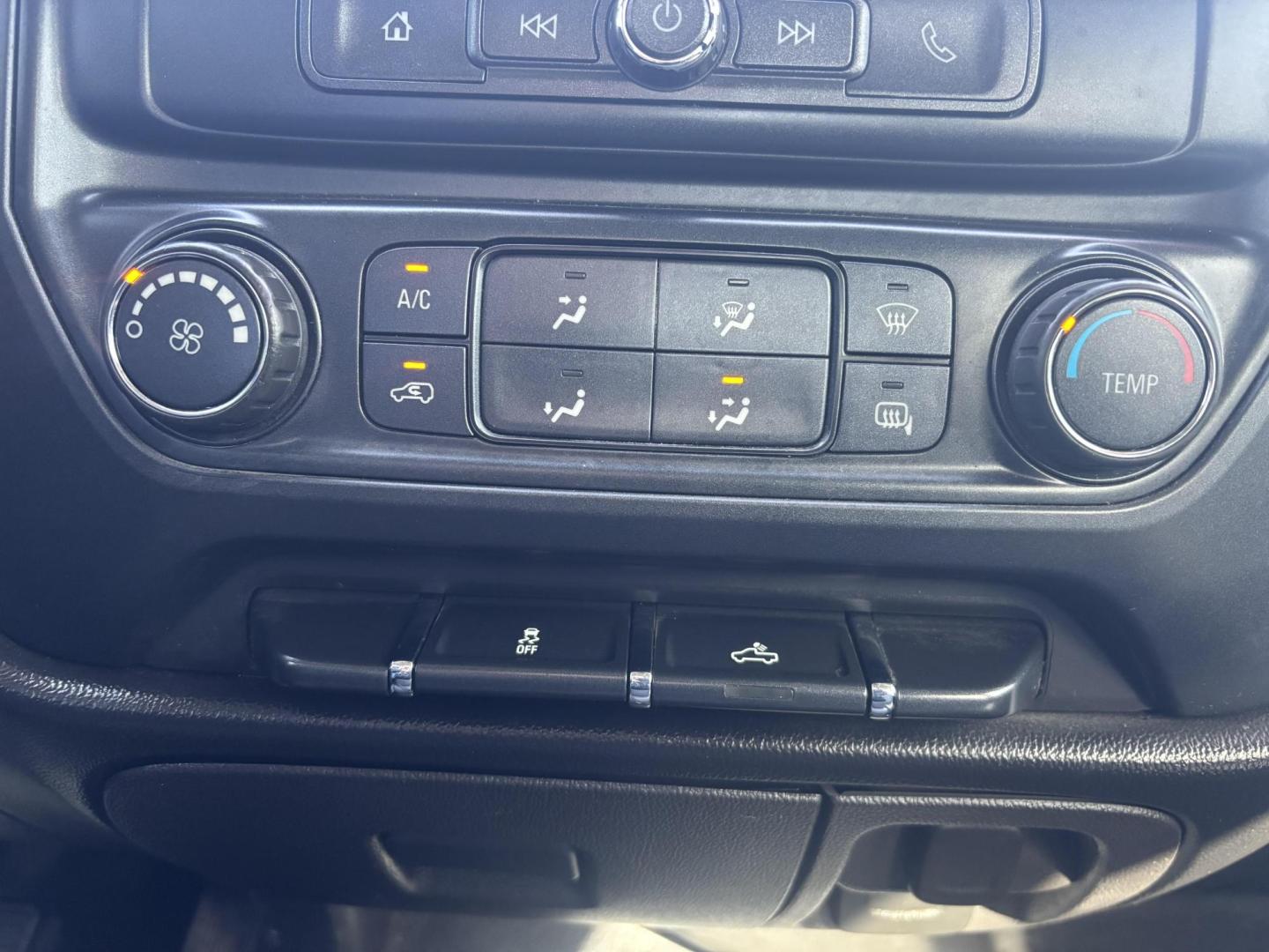 2018 White Gmc Sierra 1500 (3GTP1LEH1JG) with an 4.3L V6 F OHV 12V engine, located at 2401 E Main St., Grand Prairie, TX, 75050, (972) 262-4440, 32.748981, -96.969643 - Photo#12