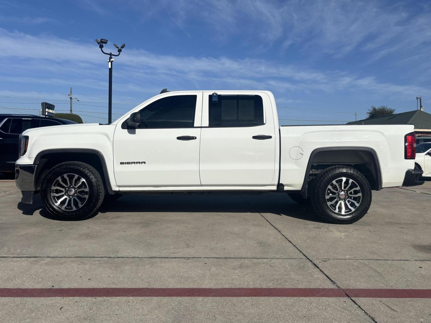 2018 White Gmc Sierra 1500 (3GTP1LEH1JG) with an 4.3L V6 F OHV 12V engine, located at 2401 E Main St., Grand Prairie, TX, 75050, (972) 262-4440, 32.748981, -96.969643 - Photo#21