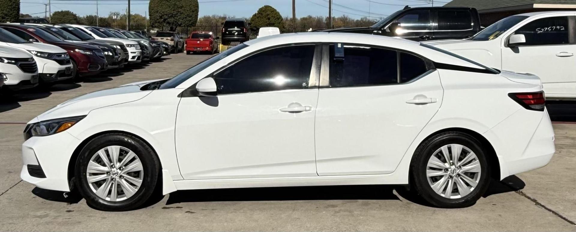2022 White Nissan Sentra (3N1AB8BV7NY) with an 2L I-4 gasoline direct injection engine, located at 2401 E Main St., Grand Prairie, TX, 75050, (972) 262-4440, 32.748981, -96.969643 - Photo#4
