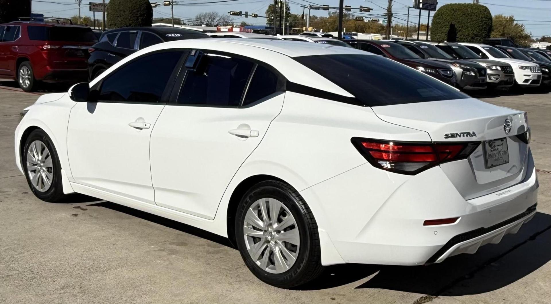 2022 White Nissan Sentra (3N1AB8BV7NY) with an 2L I-4 gasoline direct injection engine, located at 2401 E Main St., Grand Prairie, TX, 75050, (972) 262-4440, 32.748981, -96.969643 - Photo#5