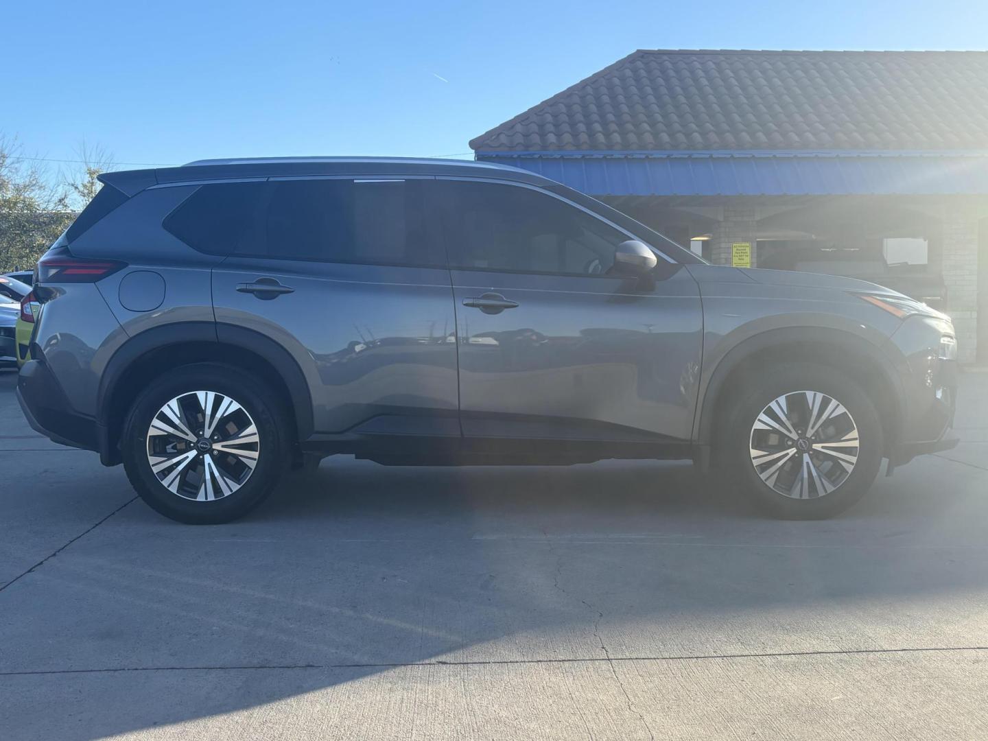 2022 Gray Nissan Rogue (5N1BT3BA0NC) with an VC-Turbo 1.5L I-3 gasoline direct injection engine, located at 2401 E Main St., Grand Prairie, TX, 75050, (972) 262-4440, 32.748981, -96.969643 - Photo#5