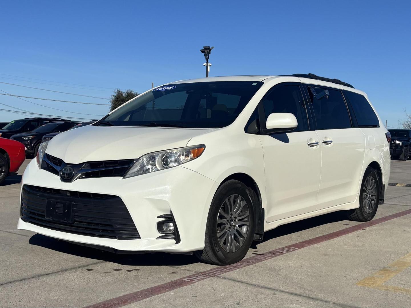 2018 White Toyota Sienna (5TDYZ3DC5JS) with an 3.5L V-6 port/direct injection engine, located at 2401 E Main St., Grand Prairie, TX, 75050, (972) 262-4440, 32.748981, -96.969643 - Photo#0