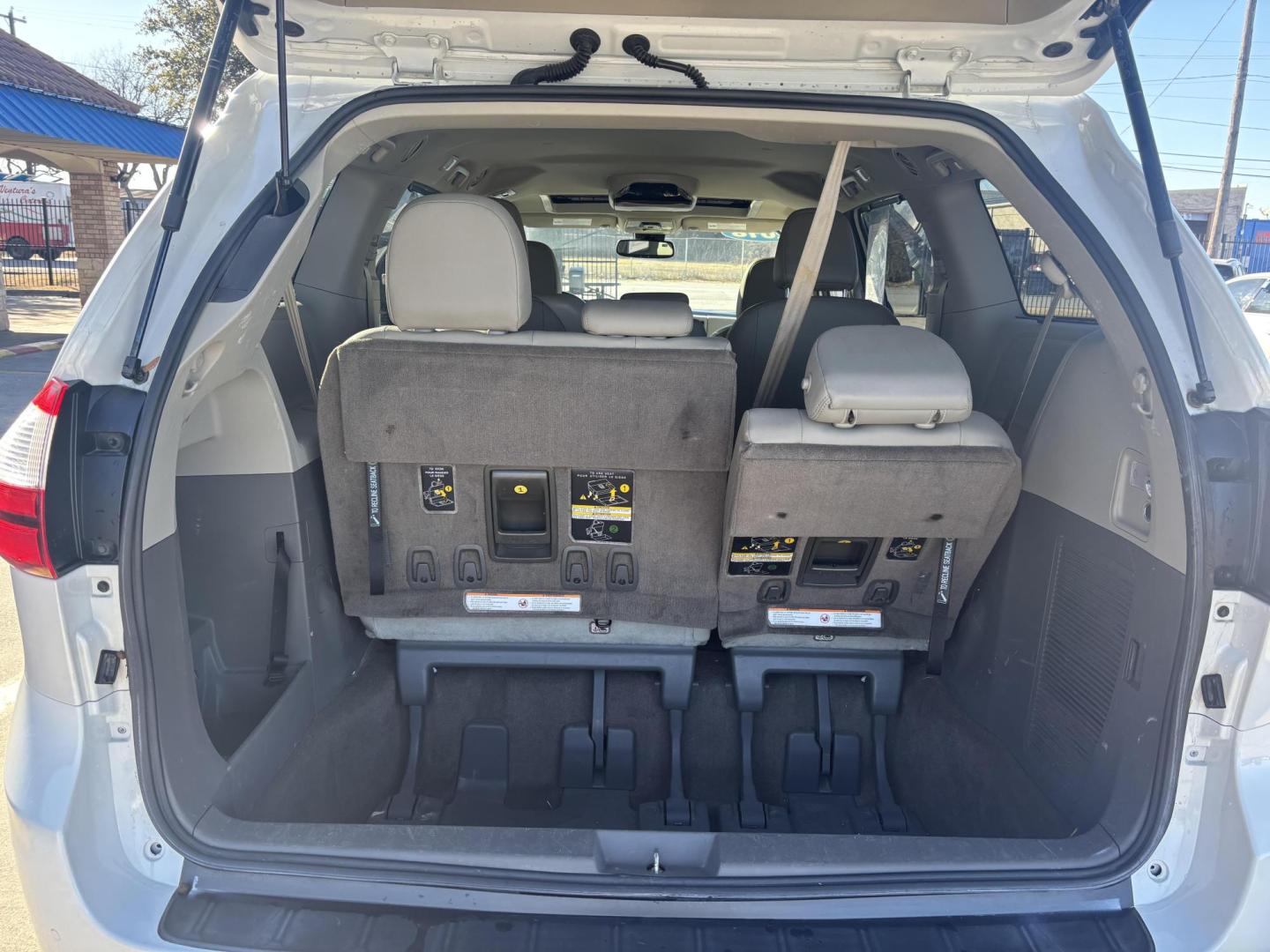 2018 White Toyota Sienna (5TDYZ3DC5JS) with an 3.5L V-6 port/direct injection engine, located at 2401 E Main St., Grand Prairie, TX, 75050, (972) 262-4440, 32.748981, -96.969643 - Photo#1