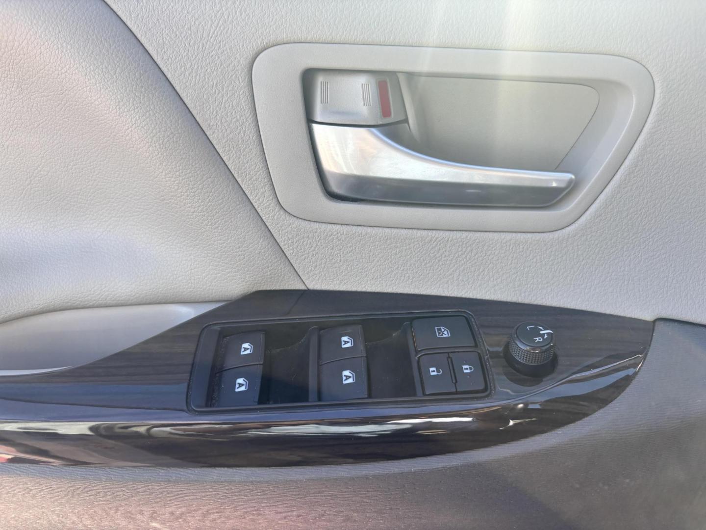 2018 White Toyota Sienna (5TDYZ3DC5JS) with an 3.5L V-6 port/direct injection engine, located at 2401 E Main St., Grand Prairie, TX, 75050, (972) 262-4440, 32.748981, -96.969643 - Photo#2