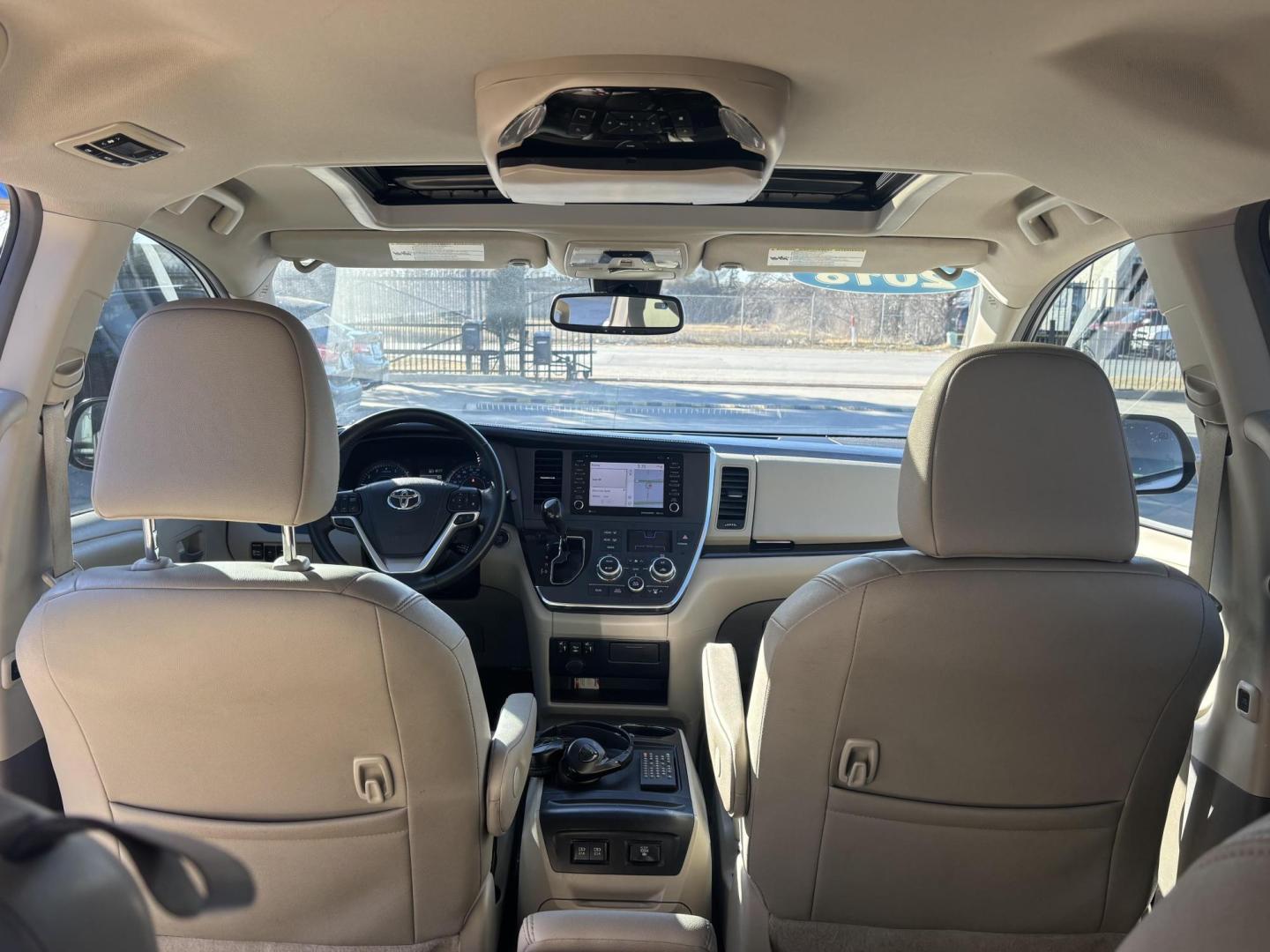 2018 White Toyota Sienna (5TDYZ3DC5JS) with an 3.5L V-6 port/direct injection engine, located at 2401 E Main St., Grand Prairie, TX, 75050, (972) 262-4440, 32.748981, -96.969643 - Photo#4