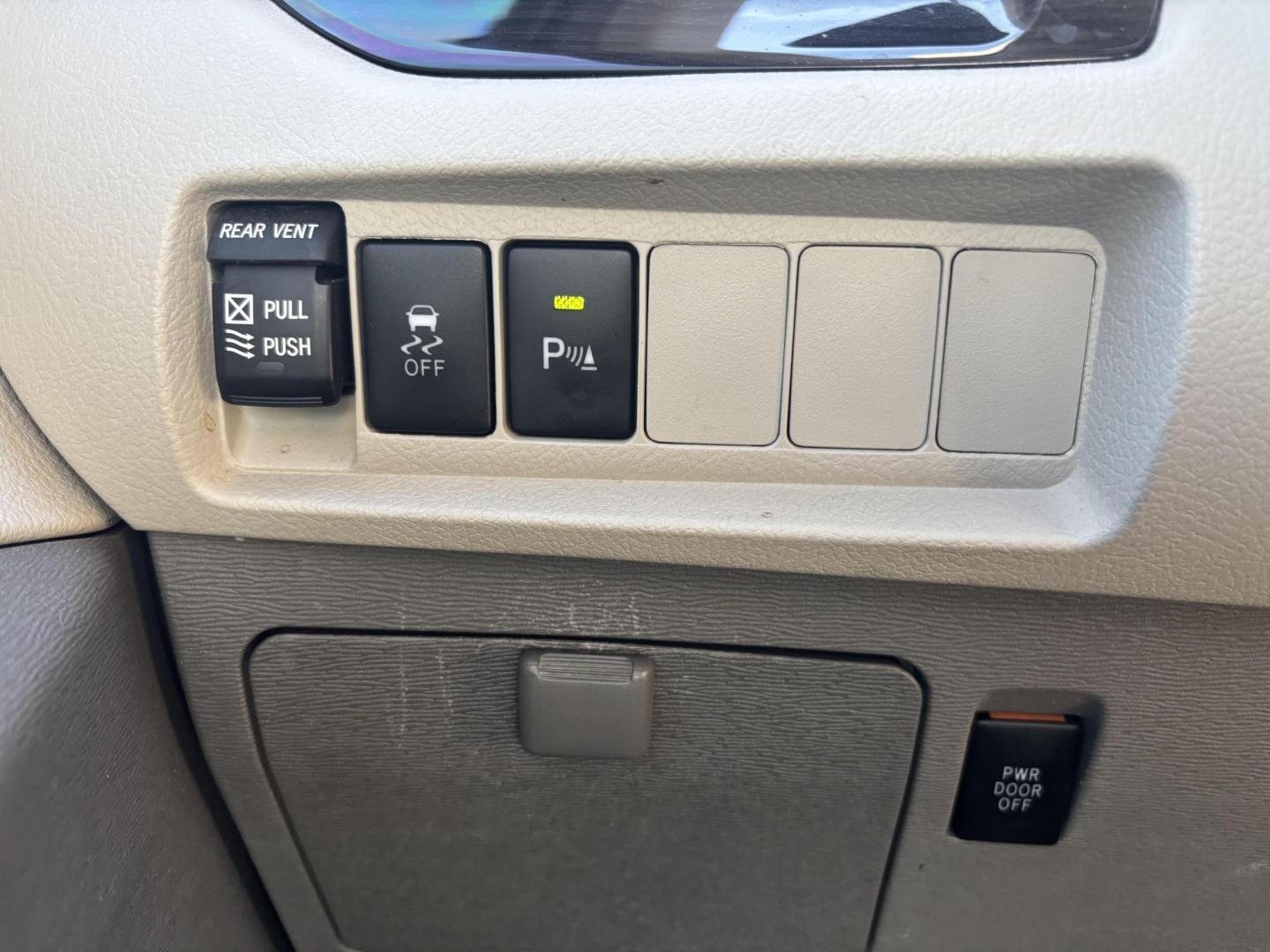 2018 White Toyota Sienna (5TDYZ3DC5JS) with an 3.5L V-6 port/direct injection engine, located at 2401 E Main St., Grand Prairie, TX, 75050, (972) 262-4440, 32.748981, -96.969643 - Photo#6