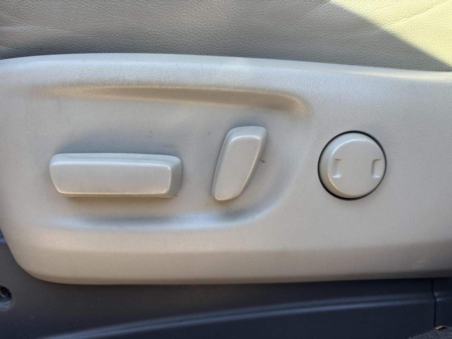 2018 White Toyota Sienna (5TDYZ3DC5JS) with an 3.5L V-6 port/direct injection engine, located at 2401 E Main St., Grand Prairie, TX, 75050, (972) 262-4440, 32.748981, -96.969643 - Photo#8