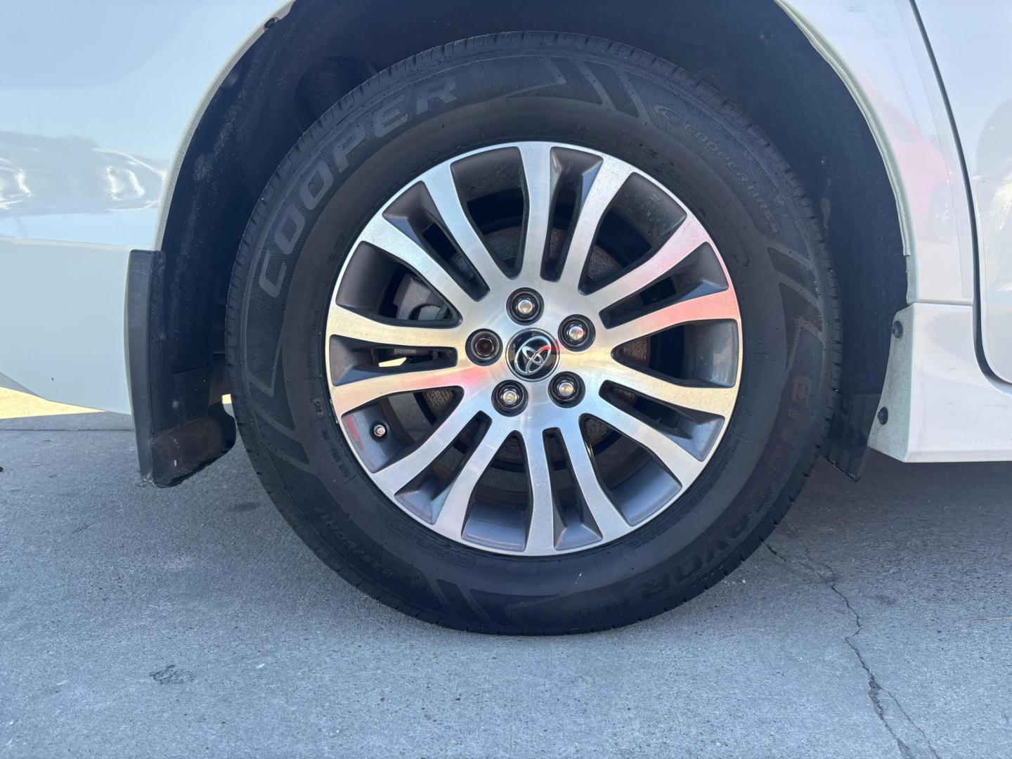 2018 White Toyota Sienna (5TDYZ3DC5JS) with an 3.5L V-6 port/direct injection engine, located at 2401 E Main St., Grand Prairie, TX, 75050, (972) 262-4440, 32.748981, -96.969643 - Photo#16