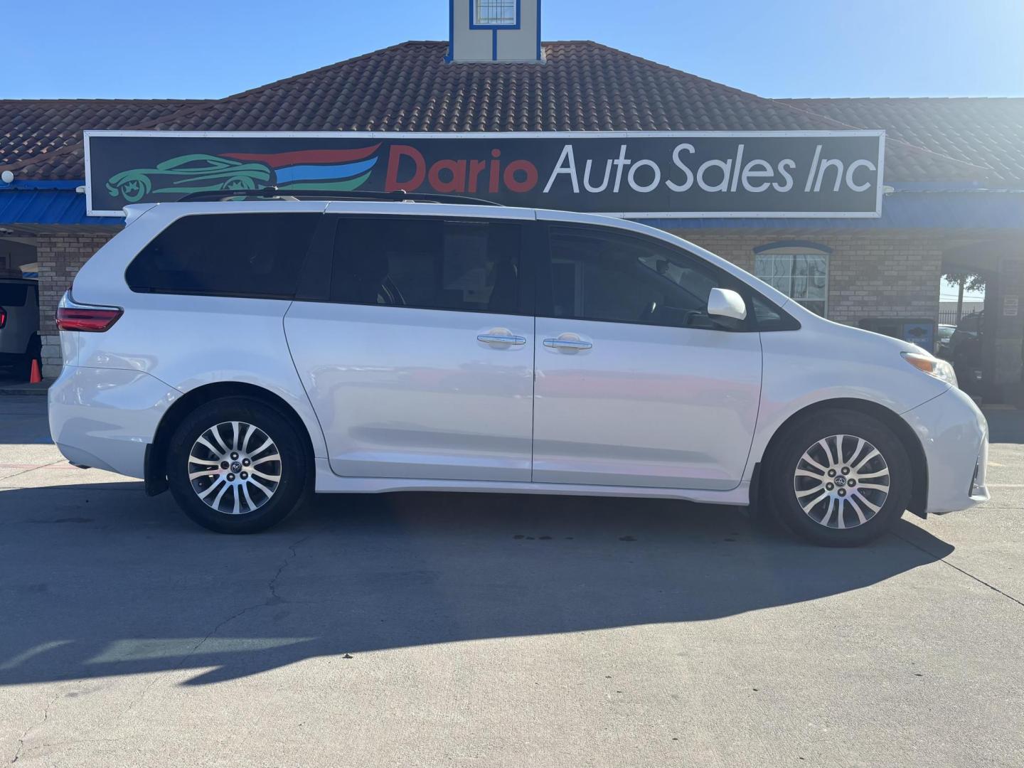 2018 White Toyota Sienna (5TDYZ3DC5JS) with an 3.5L V-6 port/direct injection engine, located at 2401 E Main St., Grand Prairie, TX, 75050, (972) 262-4440, 32.748981, -96.969643 - Photo#17