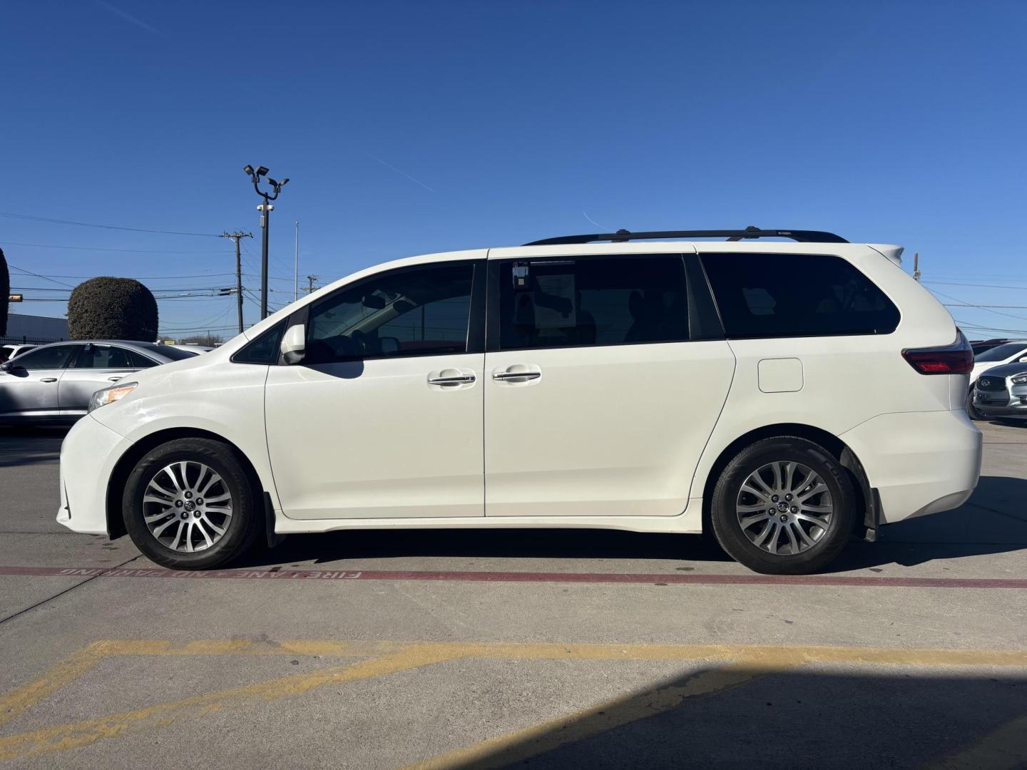 2018 White Toyota Sienna (5TDYZ3DC5JS) with an 3.5L V-6 port/direct injection engine, located at 2401 E Main St., Grand Prairie, TX, 75050, (972) 262-4440, 32.748981, -96.969643 - Photo#19