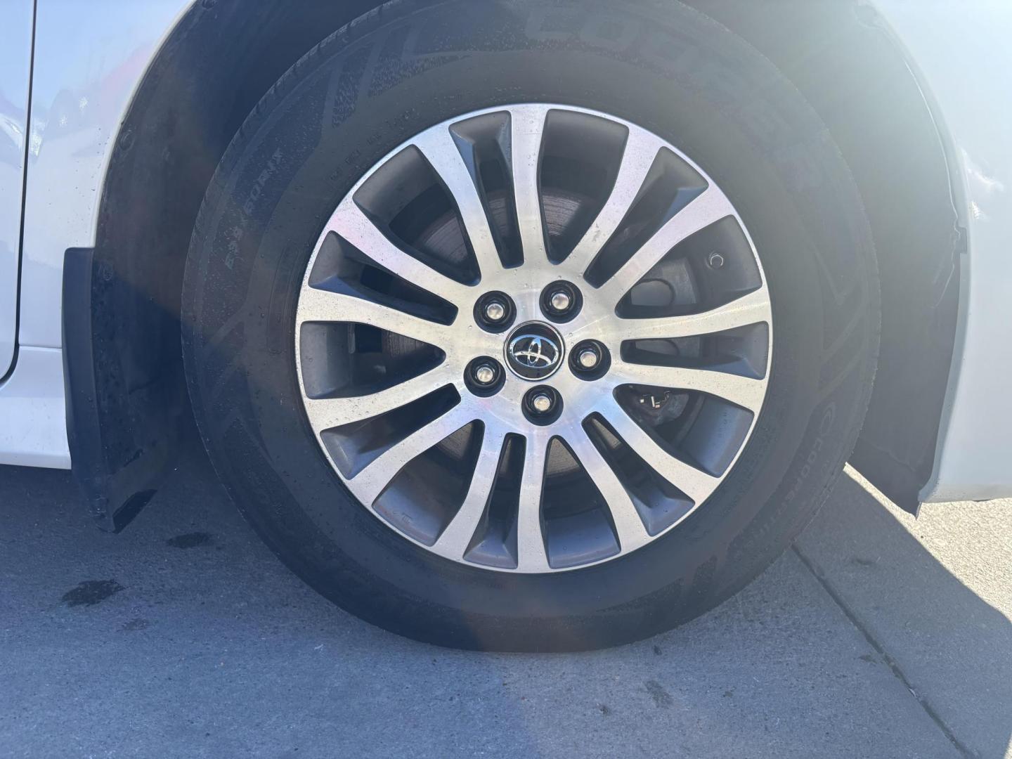 2018 White Toyota Sienna (5TDYZ3DC5JS) with an 3.5L V-6 port/direct injection engine, located at 2401 E Main St., Grand Prairie, TX, 75050, (972) 262-4440, 32.748981, -96.969643 - Photo#20