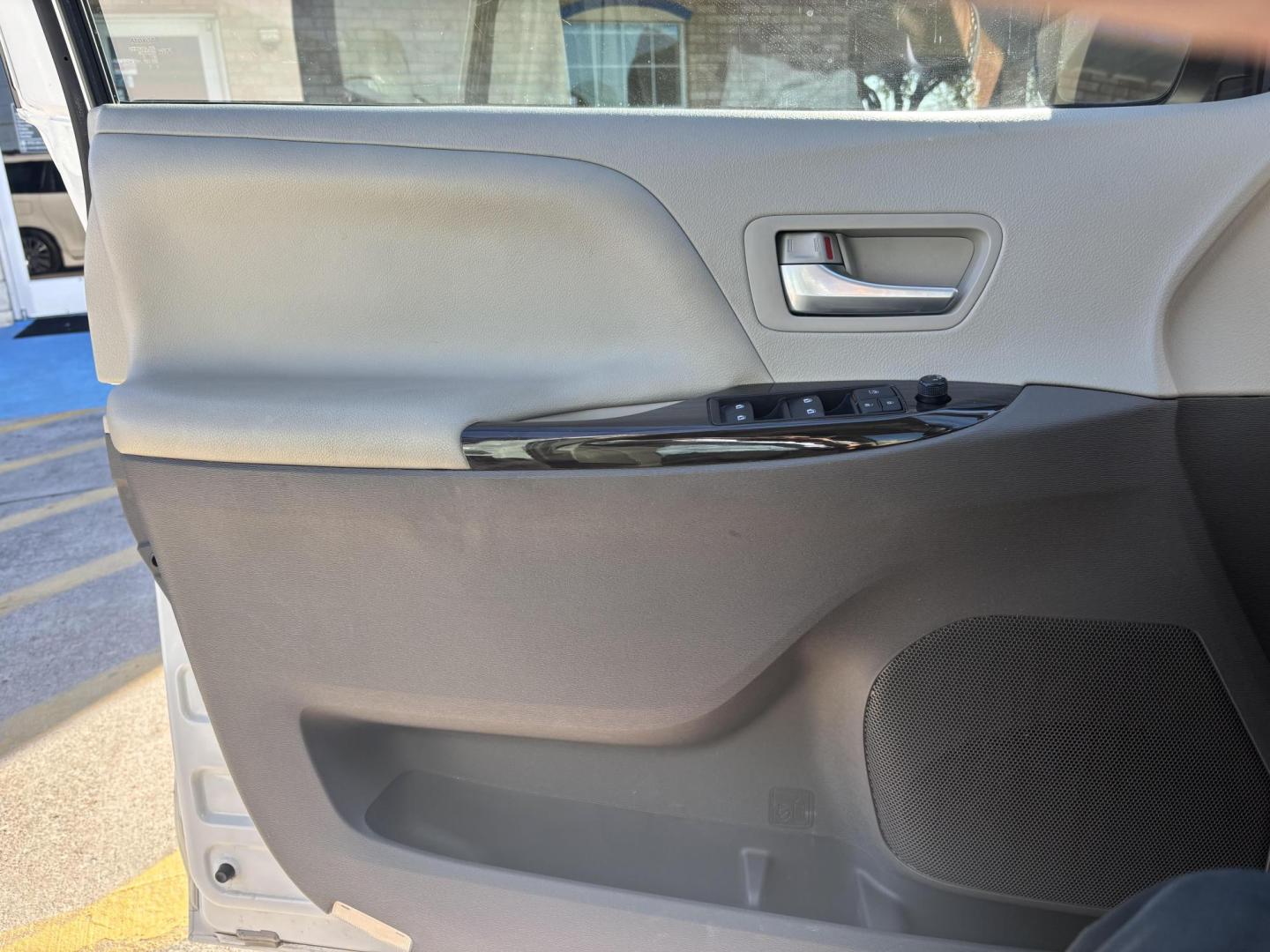 2018 White Toyota Sienna (5TDYZ3DC5JS) with an 3.5L V-6 port/direct injection engine, located at 2401 E Main St., Grand Prairie, TX, 75050, (972) 262-4440, 32.748981, -96.969643 - Photo#21