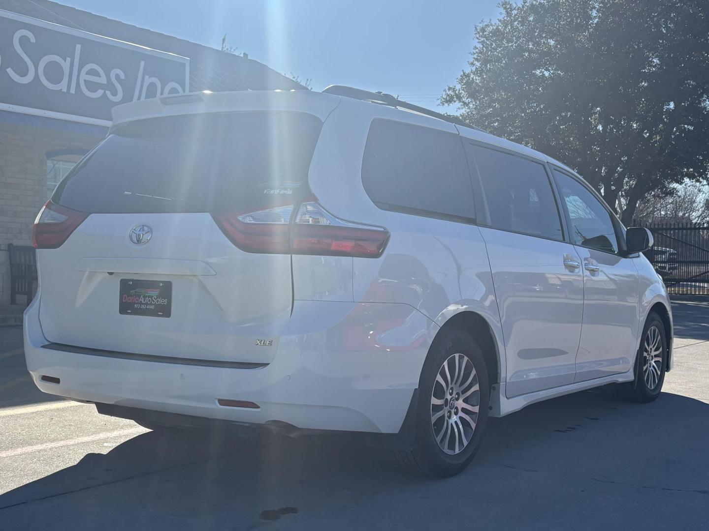 2018 White Toyota Sienna (5TDYZ3DC5JS) with an 3.5L V-6 port/direct injection engine, located at 2401 E Main St., Grand Prairie, TX, 75050, (972) 262-4440, 32.748981, -96.969643 - Photo#22