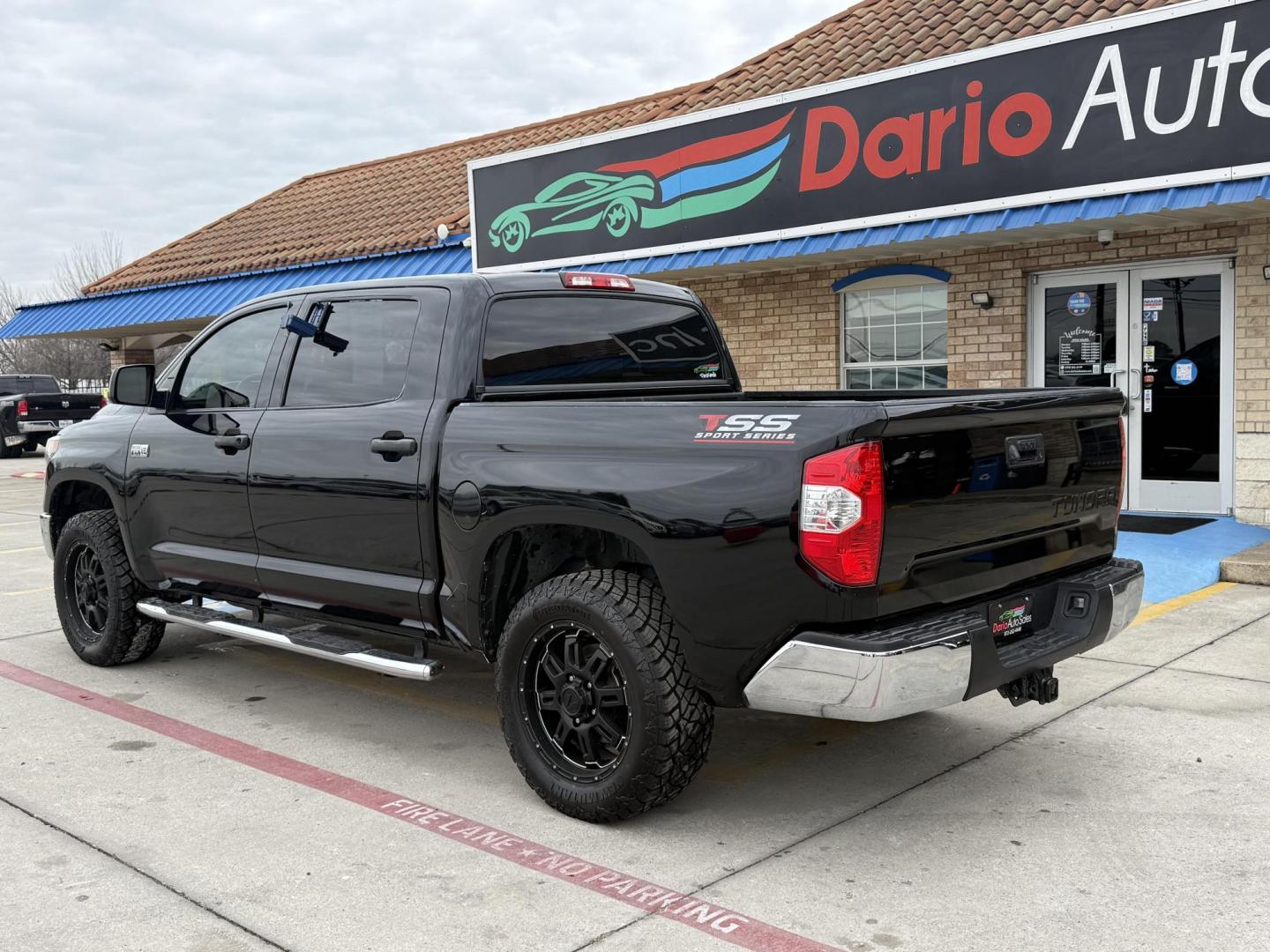2018 Black Toyota Tundra (5TFDY5F13JX) with an I-FORCE 5.7L V-8 DOHC engine, located at 2401 E Main St., Grand Prairie, TX, 75050, (972) 262-4440, 32.748981, -96.969643 - Photo#5
