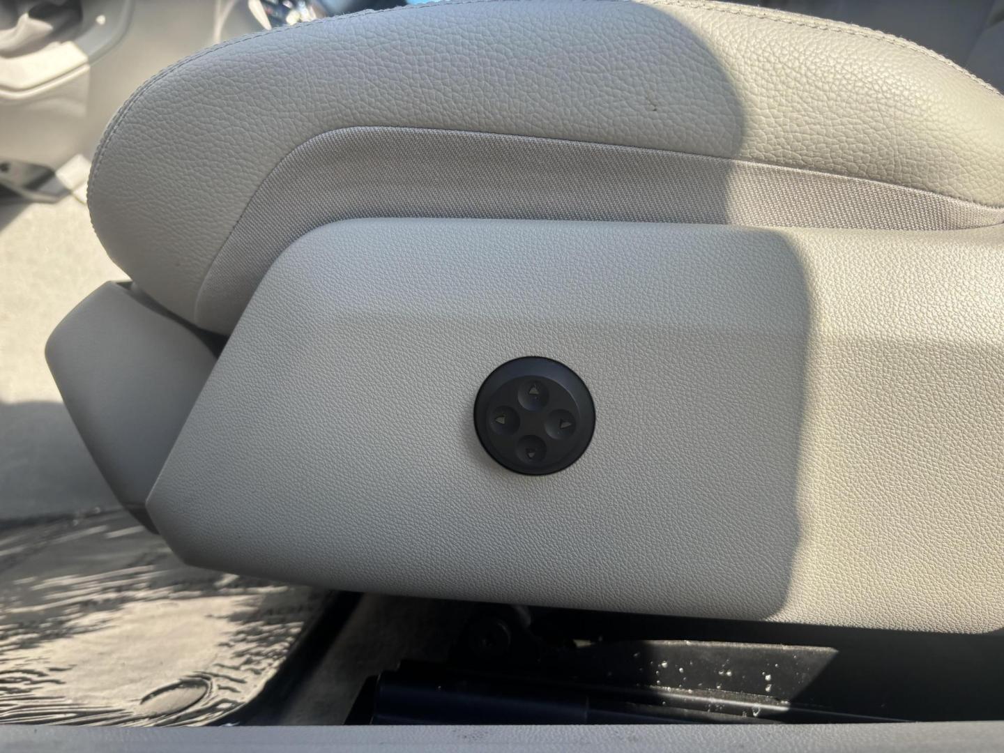 2013 Silver Mercedes-Benz E 350 (WDDHF5KB2DA) with an 3.5L V6 F DOHC 24V engine, located at 2401 E Main St., Grand Prairie, TX, 75050, (972) 262-4440, 32.748981, -96.969643 - Photo#6