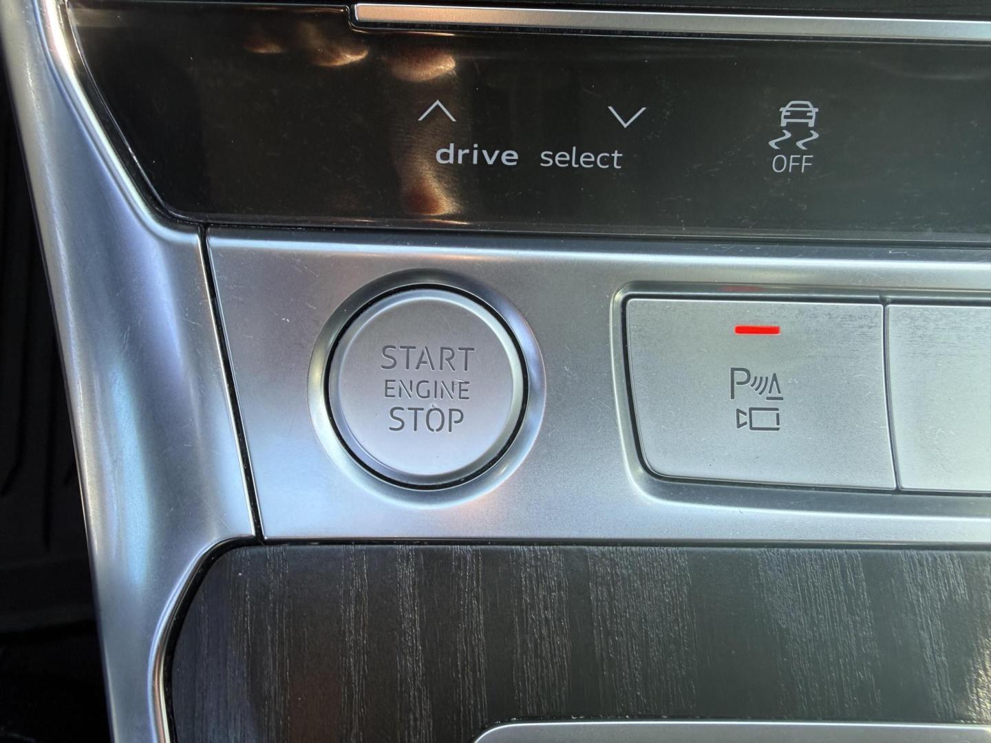 2019 Florett Silver Metallic /Black Valcona, premium leather Black, leather Okap Audi A6 67302 (WAUL2AF21KN) with an 3.0L V6 DOHC 24V engine, 7-Speed Automatic transmission, located at 2401 E Main St., Grand Prairie, TX, 75050, (972) 262-4440, 32.748981, -96.969643 - Photo#27