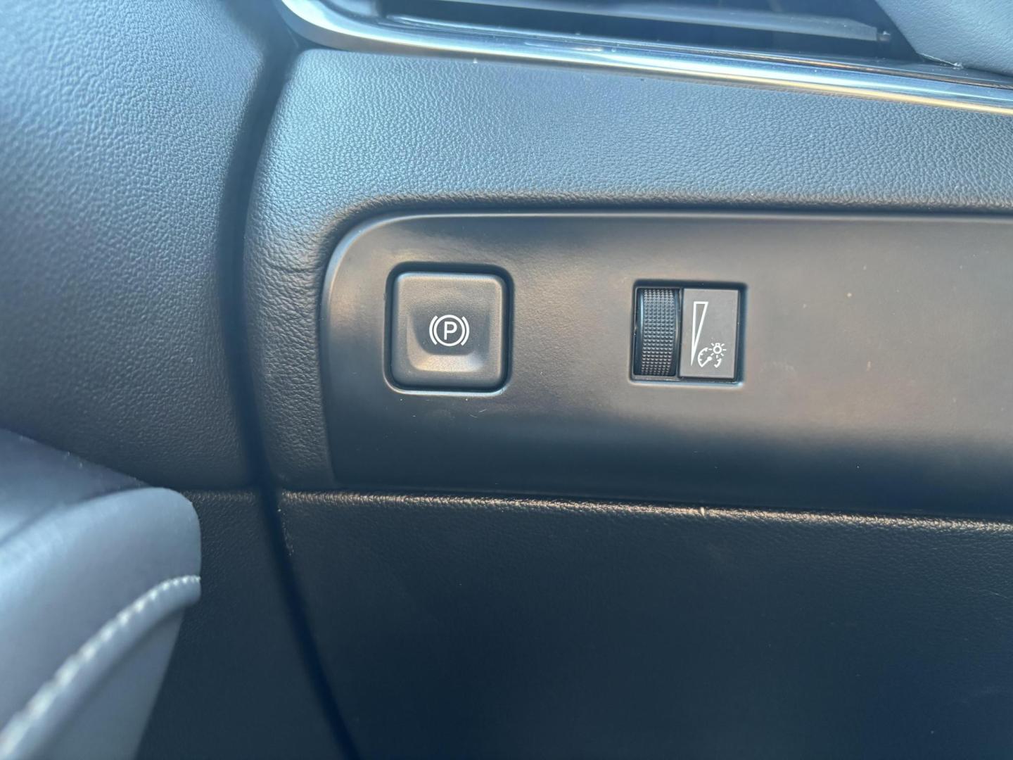 2022 Summit White /Dark Galvanized Seats w/Ebony Interior Accents Wh Buick Enclave 76449 (5GAERBKW3NJ) with an 3.6L V6 DOHC 24V engine, 9-Speed Automatic transmission, located at 2401 E Main St., Grand Prairie, TX, 75050, (972) 262-4440, 32.748981, -96.969643 - Photo#9