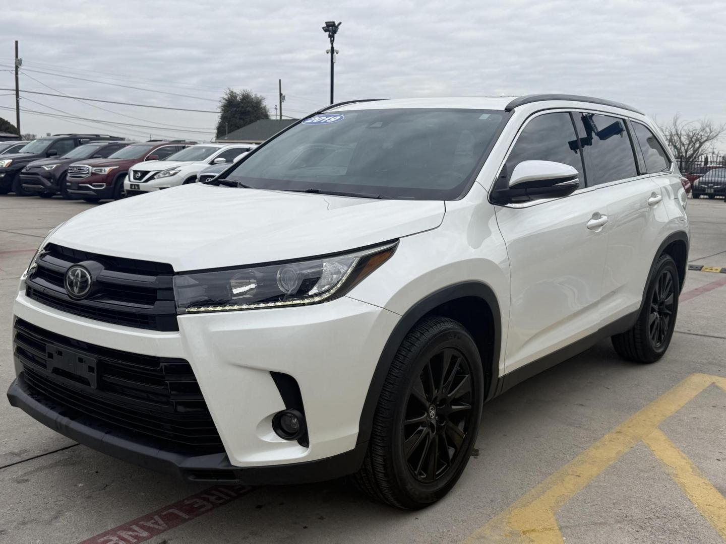 2019 Blizzard Pearl /Black w/Red Stitching, leather Toyota Highlander 67134 (5TDKZRFH5KS) with an 3.5L V6 DOHC 24V engine, 6-Speed Automatic transmission, located at 2401 E Main St., Grand Prairie, TX, 75050, (972) 262-4440, 32.748981, -96.969643 - Photo#0
