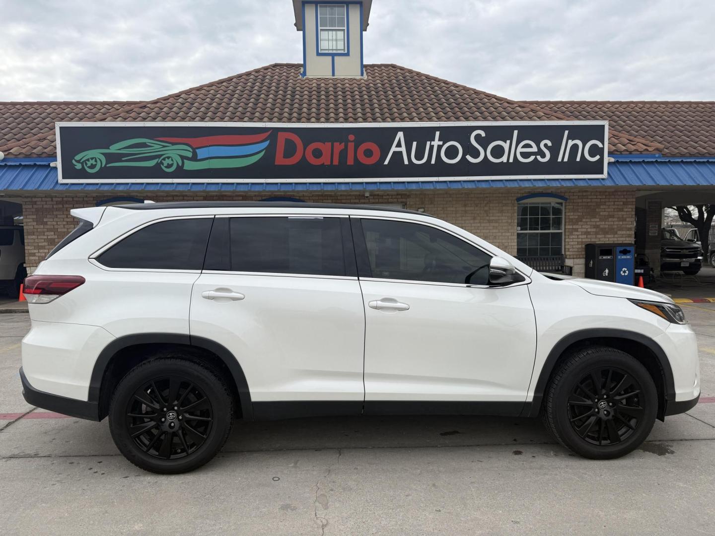 2019 Blizzard Pearl /Black w/Red Stitching, leather Toyota Highlander 67134 (5TDKZRFH5KS) with an 3.5L V6 DOHC 24V engine, 6-Speed Automatic transmission, located at 2401 E Main St., Grand Prairie, TX, 75050, (972) 262-4440, 32.748981, -96.969643 - Photo#1