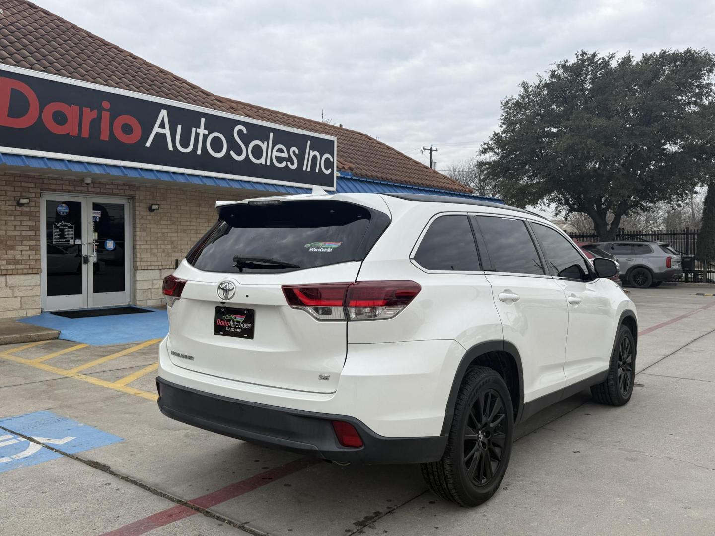 2019 Blizzard Pearl /Black w/Red Stitching, leather Toyota Highlander 67134 (5TDKZRFH5KS) with an 3.5L V6 DOHC 24V engine, 6-Speed Automatic transmission, located at 2401 E Main St., Grand Prairie, TX, 75050, (972) 262-4440, 32.748981, -96.969643 - Photo#2