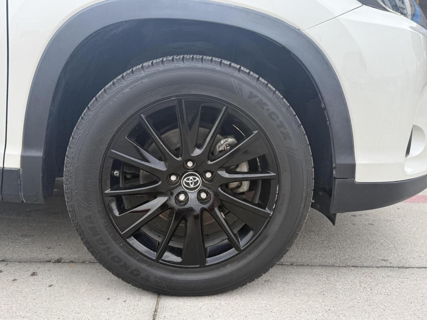 2019 Blizzard Pearl /Black w/Red Stitching, leather Toyota Highlander 67134 (5TDKZRFH5KS) with an 3.5L V6 DOHC 24V engine, 6-Speed Automatic transmission, located at 2401 E Main St., Grand Prairie, TX, 75050, (972) 262-4440, 32.748981, -96.969643 - Photo#5