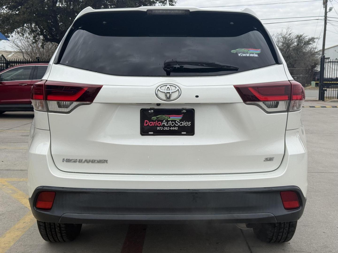 2019 Blizzard Pearl /Black w/Red Stitching, leather Toyota Highlander 67134 (5TDKZRFH5KS) with an 3.5L V6 DOHC 24V engine, 6-Speed Automatic transmission, located at 2401 E Main St., Grand Prairie, TX, 75050, (972) 262-4440, 32.748981, -96.969643 - Photo#8