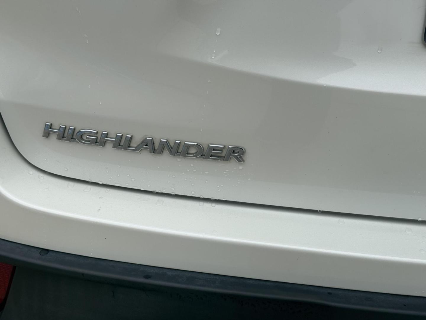 2019 Blizzard Pearl /Black w/Red Stitching, leather Toyota Highlander 67134 (5TDKZRFH5KS) with an 3.5L V6 DOHC 24V engine, 6-Speed Automatic transmission, located at 2401 E Main St., Grand Prairie, TX, 75050, (972) 262-4440, 32.748981, -96.969643 - Photo#10