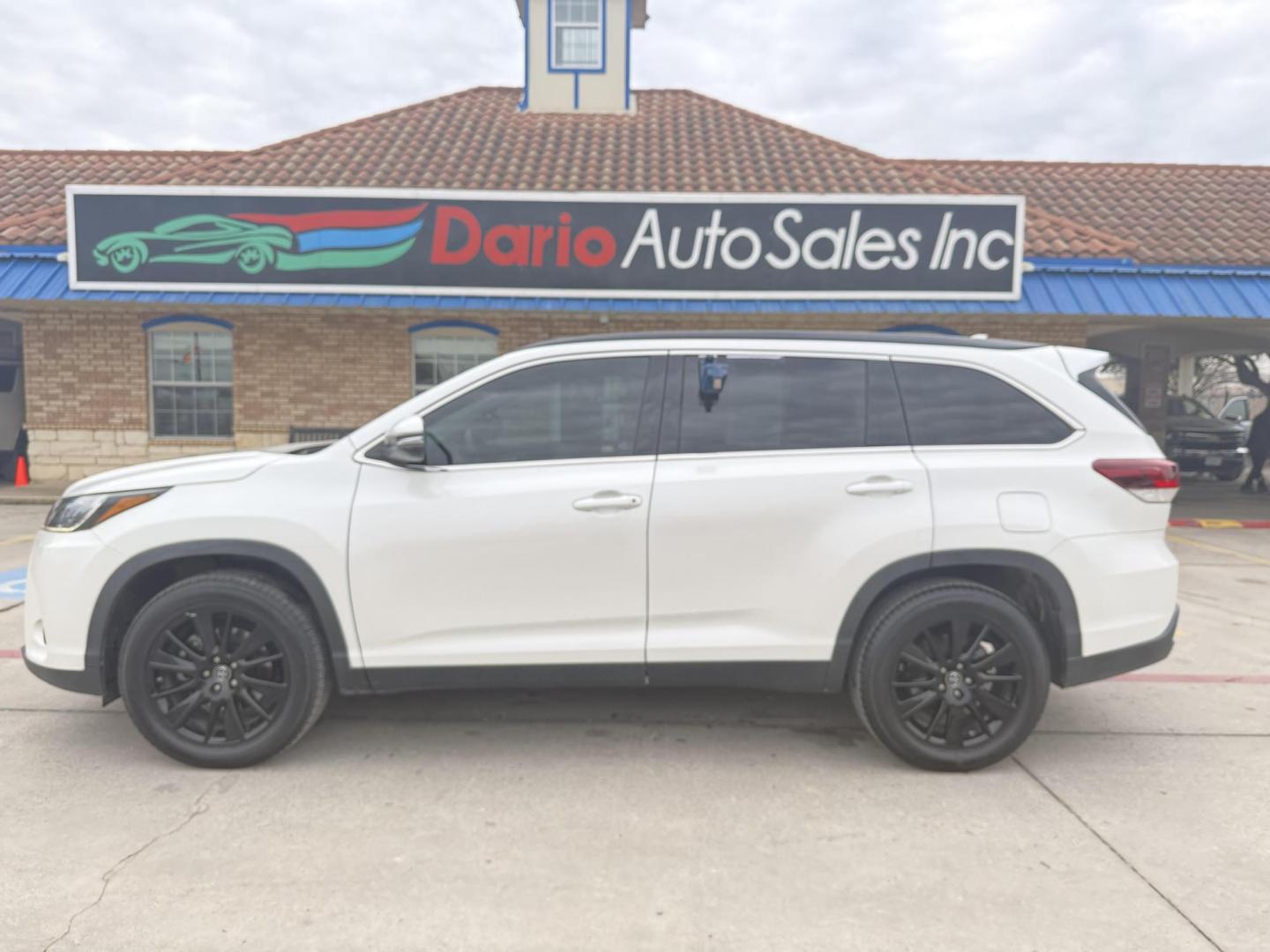 2019 Blizzard Pearl /Black w/Red Stitching, leather Toyota Highlander 67134 (5TDKZRFH5KS) with an 3.5L V6 DOHC 24V engine, 6-Speed Automatic transmission, located at 2401 E Main St., Grand Prairie, TX, 75050, (972) 262-4440, 32.748981, -96.969643 - Photo#13
