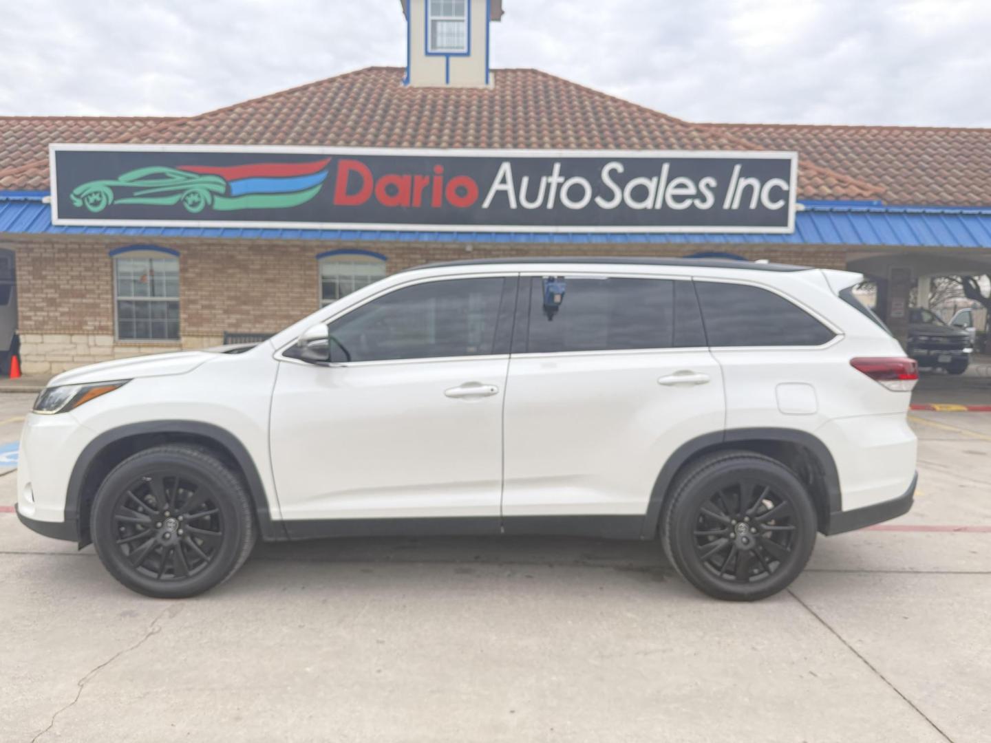 2019 Blizzard Pearl /Black w/Red Stitching, leather Toyota Highlander 67134 (5TDKZRFH5KS) with an 3.5L V6 DOHC 24V engine, 6-Speed Automatic transmission, located at 2401 E Main St., Grand Prairie, TX, 75050, (972) 262-4440, 32.748981, -96.969643 - Photo#14