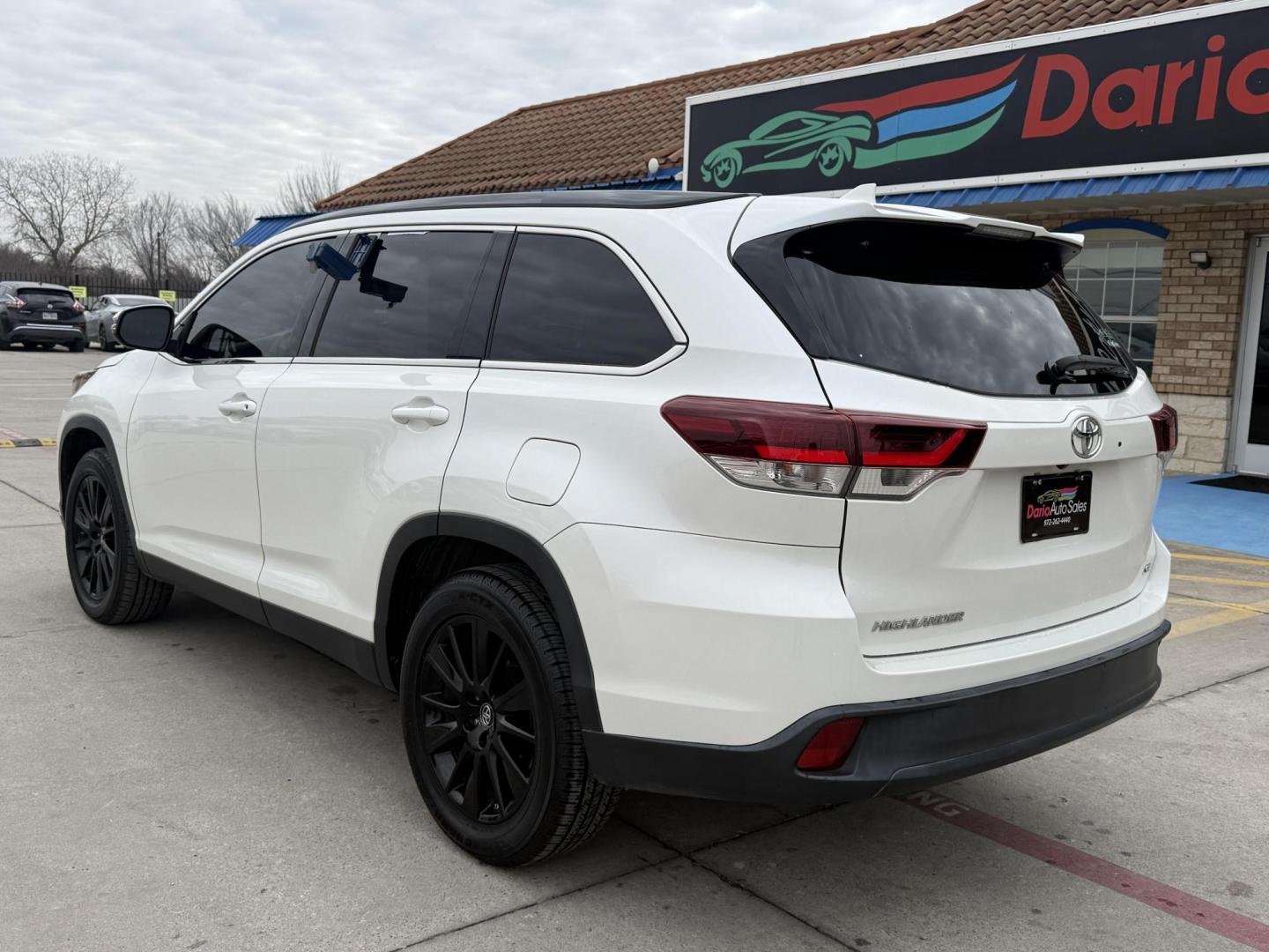 2019 Blizzard Pearl /Black w/Red Stitching, leather Toyota Highlander 67134 (5TDKZRFH5KS) with an 3.5L V6 DOHC 24V engine, 6-Speed Automatic transmission, located at 2401 E Main St., Grand Prairie, TX, 75050, (972) 262-4440, 32.748981, -96.969643 - Photo#15