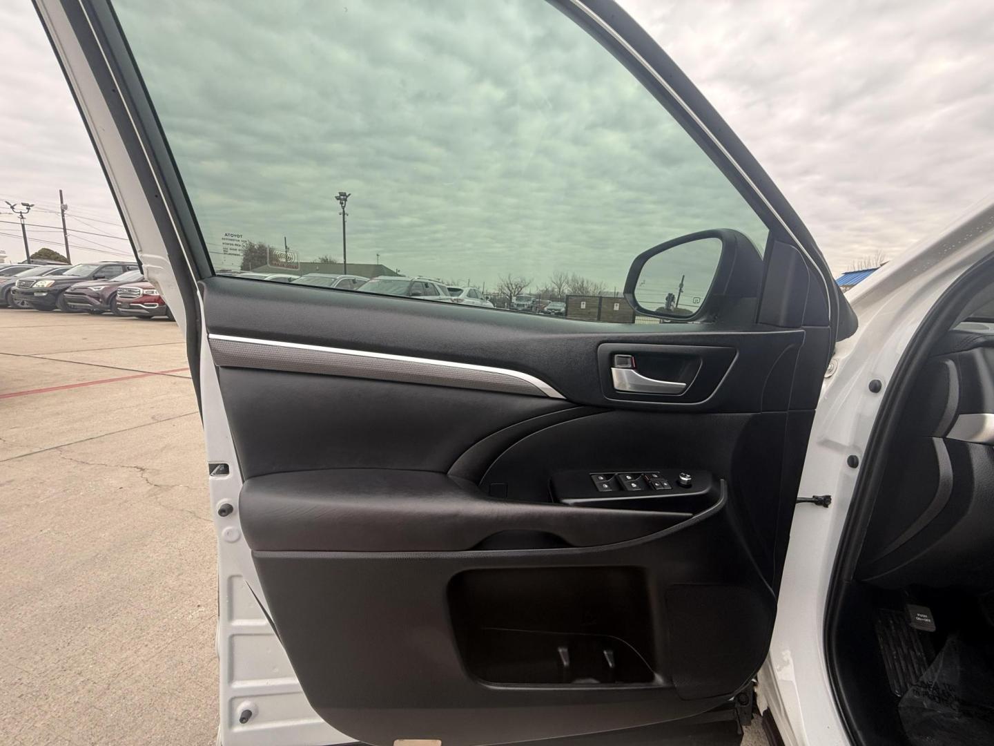 2019 Blizzard Pearl /Black w/Red Stitching, leather Toyota Highlander 67134 (5TDKZRFH5KS) with an 3.5L V6 DOHC 24V engine, 6-Speed Automatic transmission, located at 2401 E Main St., Grand Prairie, TX, 75050, (972) 262-4440, 32.748981, -96.969643 - Photo#16