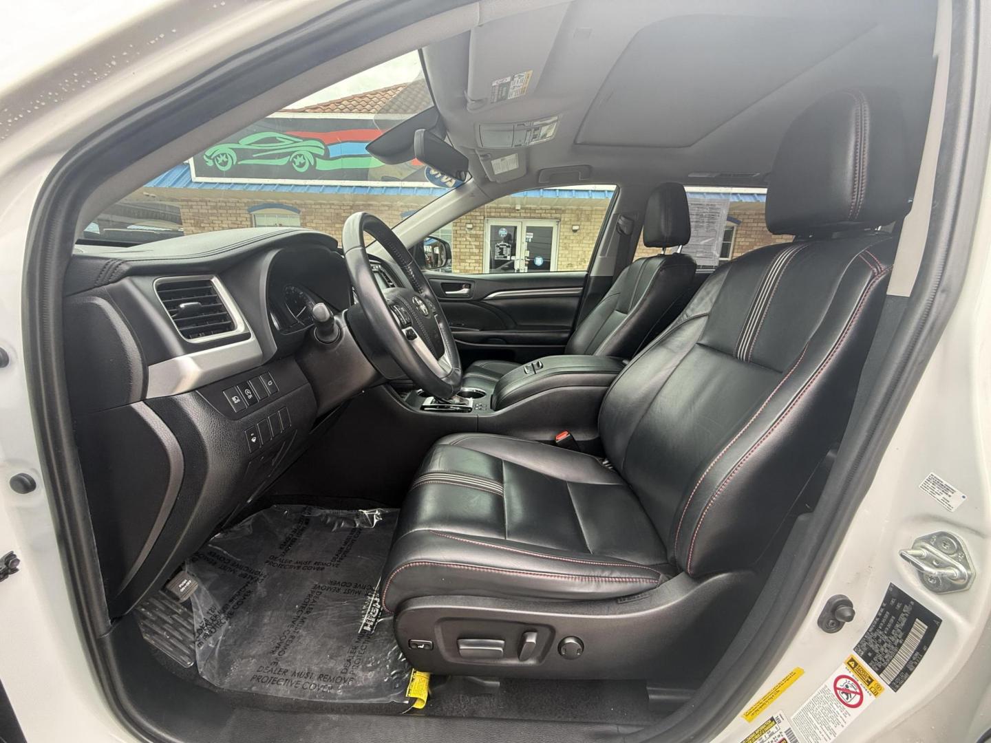 2019 Blizzard Pearl /Black w/Red Stitching, leather Toyota Highlander 67134 (5TDKZRFH5KS) with an 3.5L V6 DOHC 24V engine, 6-Speed Automatic transmission, located at 2401 E Main St., Grand Prairie, TX, 75050, (972) 262-4440, 32.748981, -96.969643 - Photo#17
