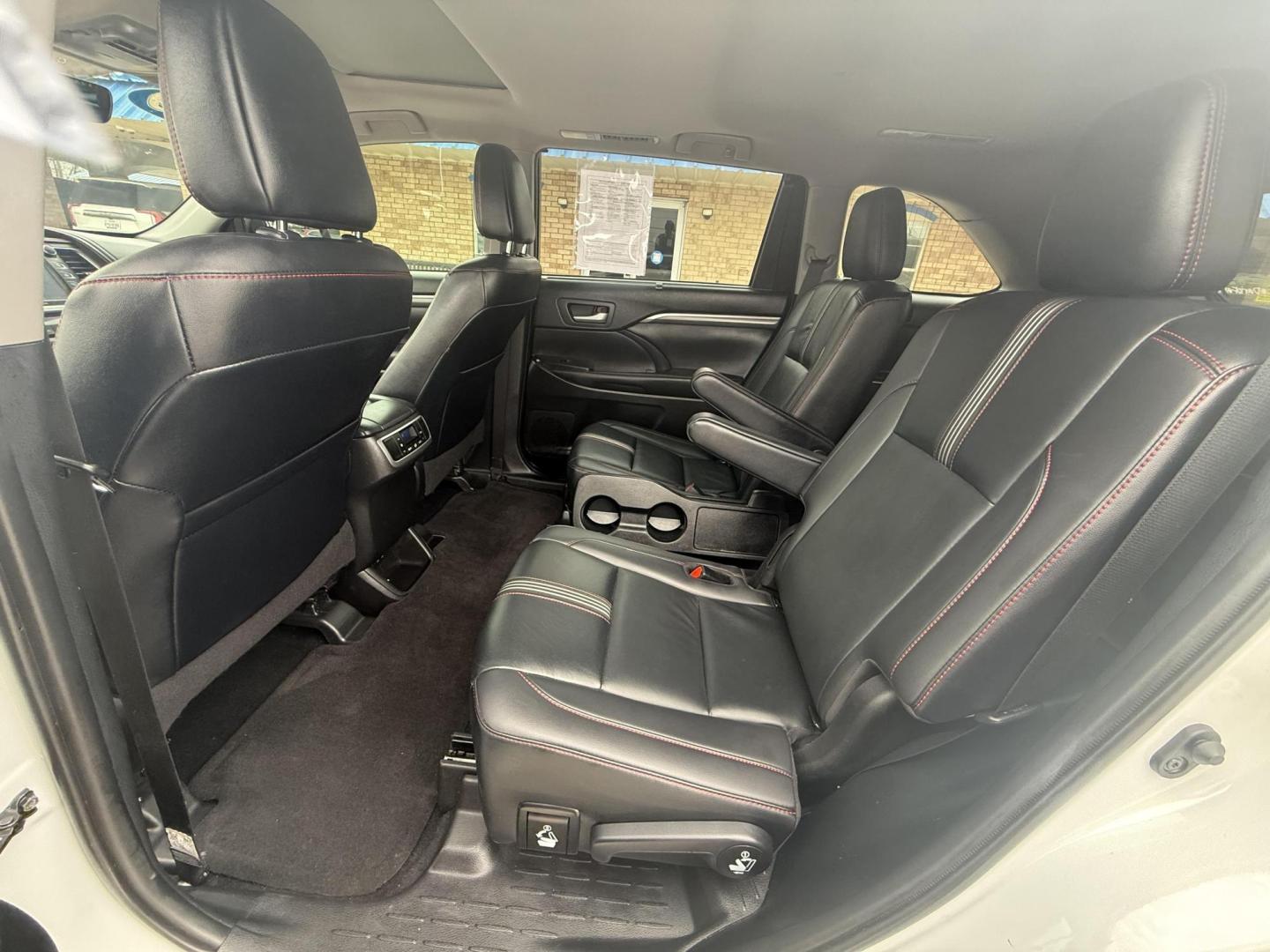 2019 Blizzard Pearl /Black w/Red Stitching, leather Toyota Highlander 67134 (5TDKZRFH5KS) with an 3.5L V6 DOHC 24V engine, 6-Speed Automatic transmission, located at 2401 E Main St., Grand Prairie, TX, 75050, (972) 262-4440, 32.748981, -96.969643 - Photo#18