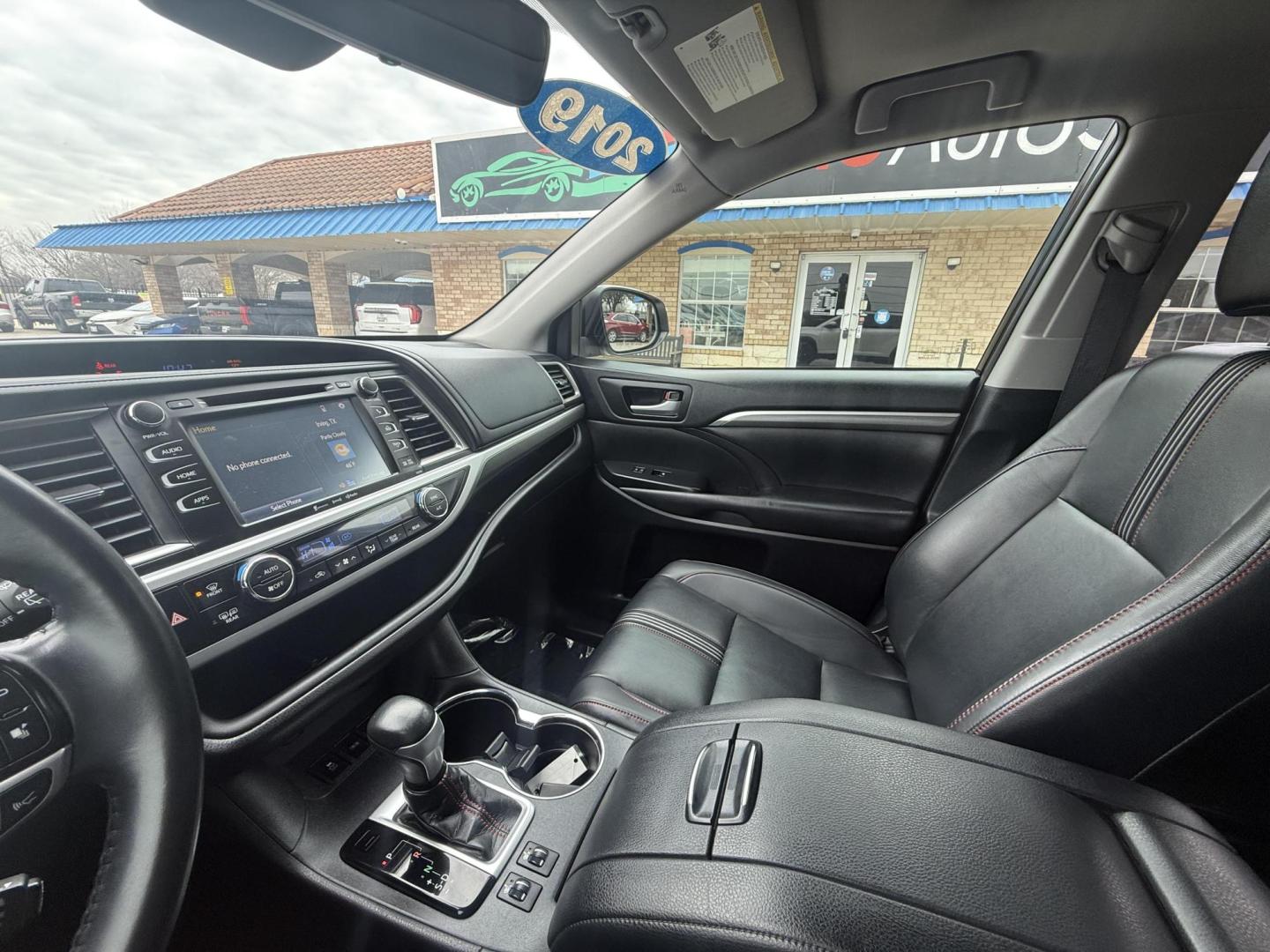 2019 Blizzard Pearl /Black w/Red Stitching, leather Toyota Highlander 67134 (5TDKZRFH5KS) with an 3.5L V6 DOHC 24V engine, 6-Speed Automatic transmission, located at 2401 E Main St., Grand Prairie, TX, 75050, (972) 262-4440, 32.748981, -96.969643 - Photo#20