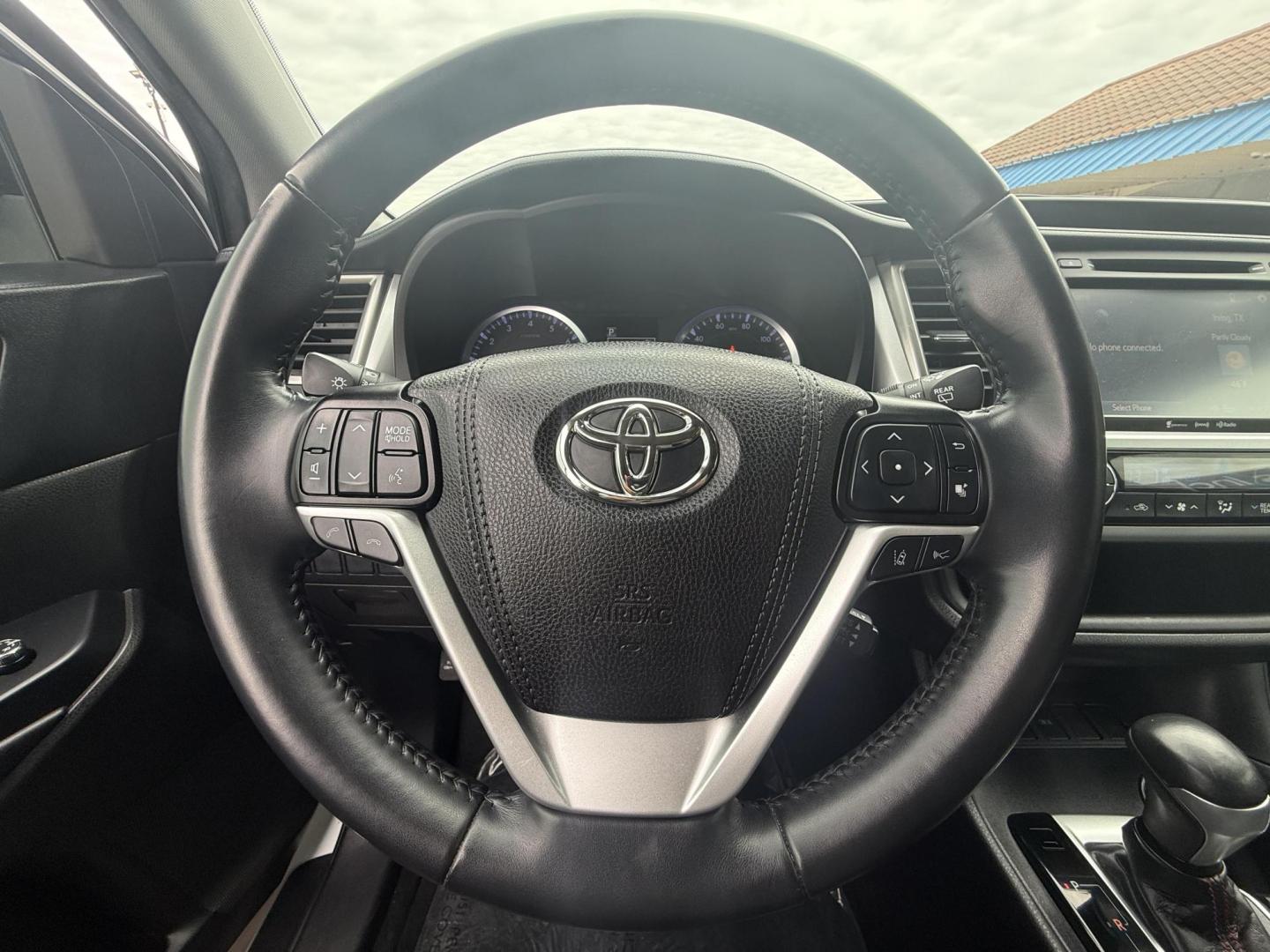 2019 Blizzard Pearl /Black w/Red Stitching, leather Toyota Highlander 67134 (5TDKZRFH5KS) with an 3.5L V6 DOHC 24V engine, 6-Speed Automatic transmission, located at 2401 E Main St., Grand Prairie, TX, 75050, (972) 262-4440, 32.748981, -96.969643 - Photo#25