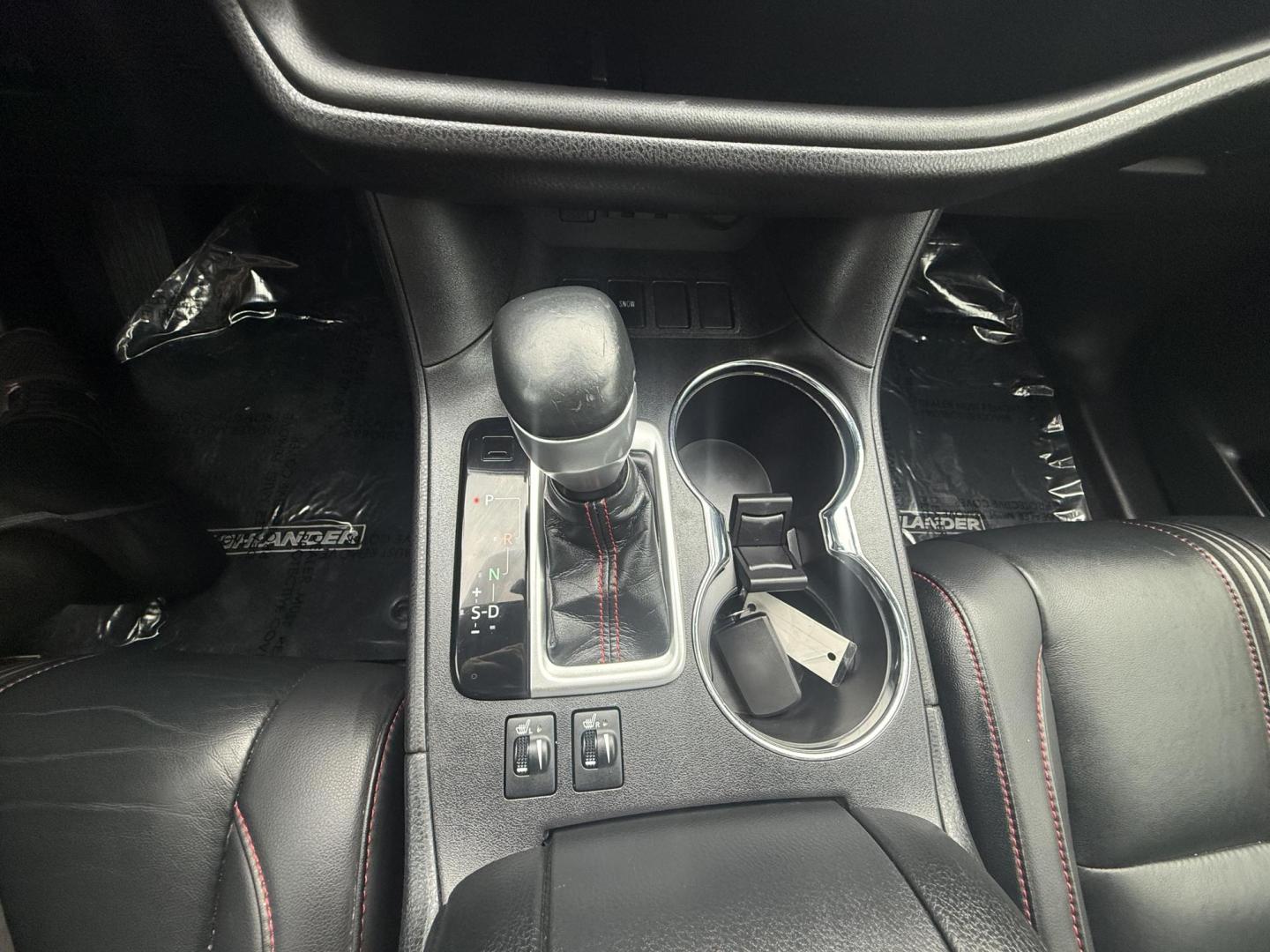 2019 Blizzard Pearl /Black w/Red Stitching, leather Toyota Highlander 67134 (5TDKZRFH5KS) with an 3.5L V6 DOHC 24V engine, 6-Speed Automatic transmission, located at 2401 E Main St., Grand Prairie, TX, 75050, (972) 262-4440, 32.748981, -96.969643 - Photo#26