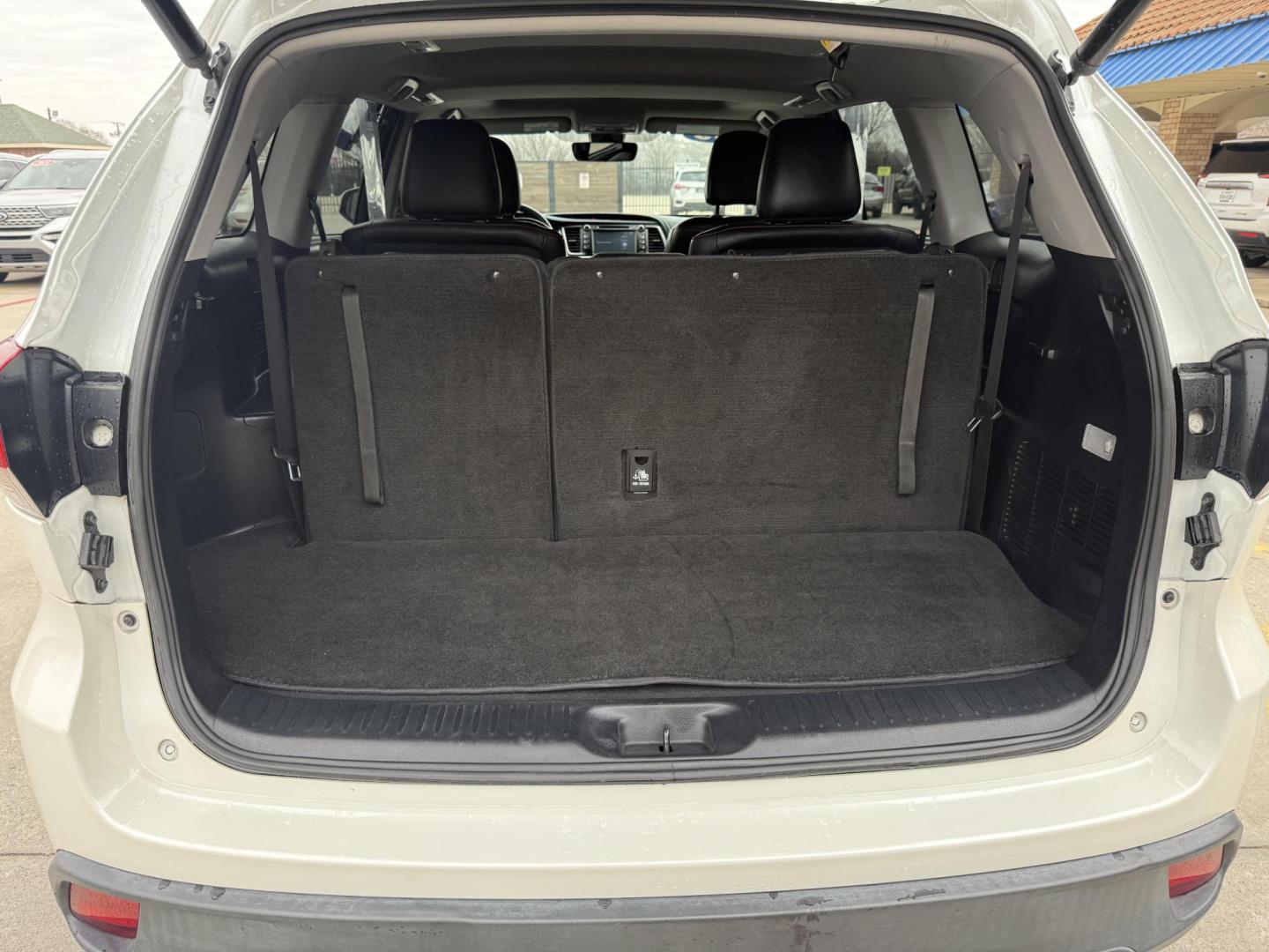 2019 Blizzard Pearl /Black w/Red Stitching, leather Toyota Highlander 67134 (5TDKZRFH5KS) with an 3.5L V6 DOHC 24V engine, 6-Speed Automatic transmission, located at 2401 E Main St., Grand Prairie, TX, 75050, (972) 262-4440, 32.748981, -96.969643 - Photo#31