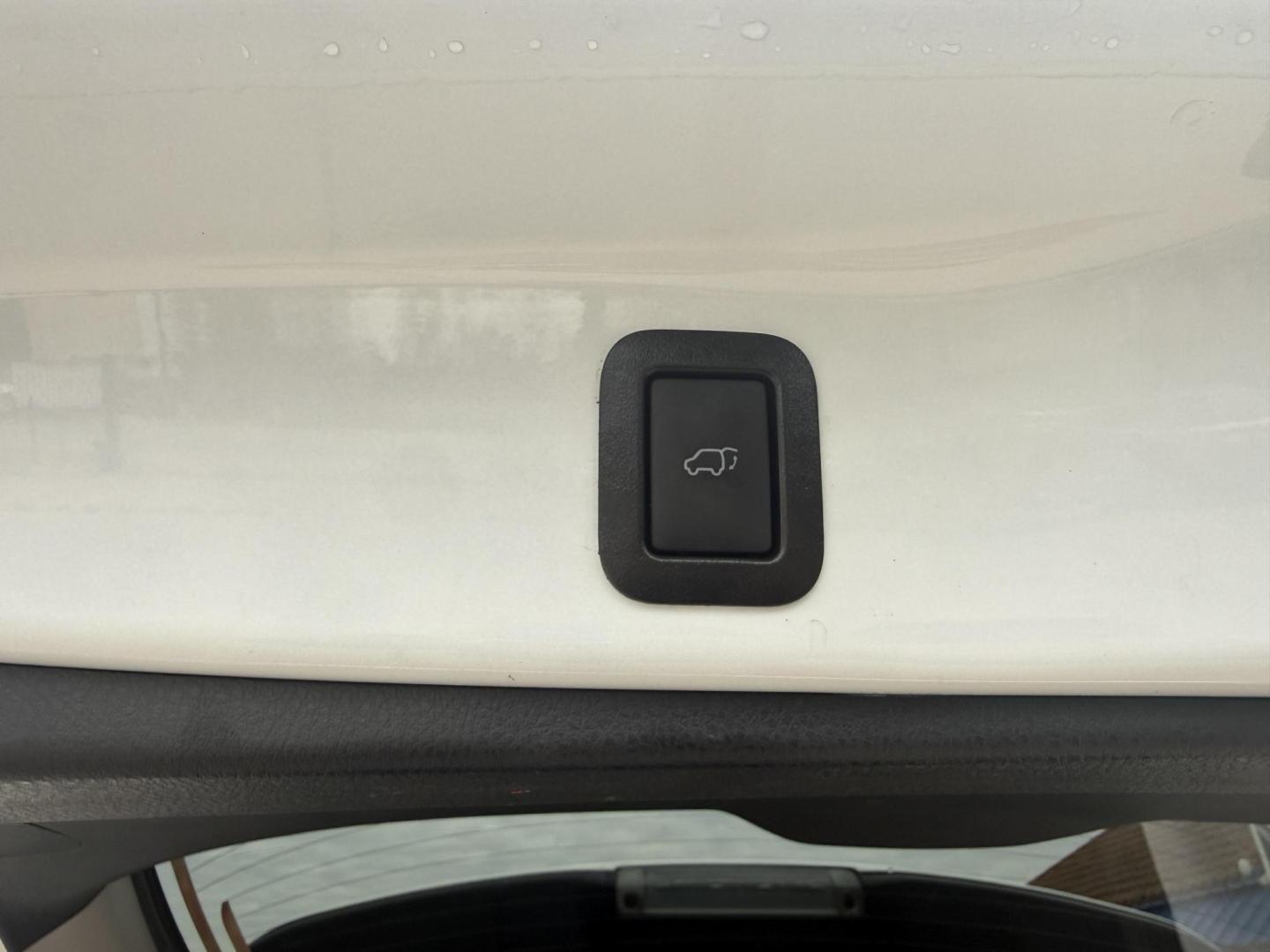 2019 Blizzard Pearl /Black w/Red Stitching, leather Toyota Highlander 67134 (5TDKZRFH5KS) with an 3.5L V6 DOHC 24V engine, 6-Speed Automatic transmission, located at 2401 E Main St., Grand Prairie, TX, 75050, (972) 262-4440, 32.748981, -96.969643 - Photo#32